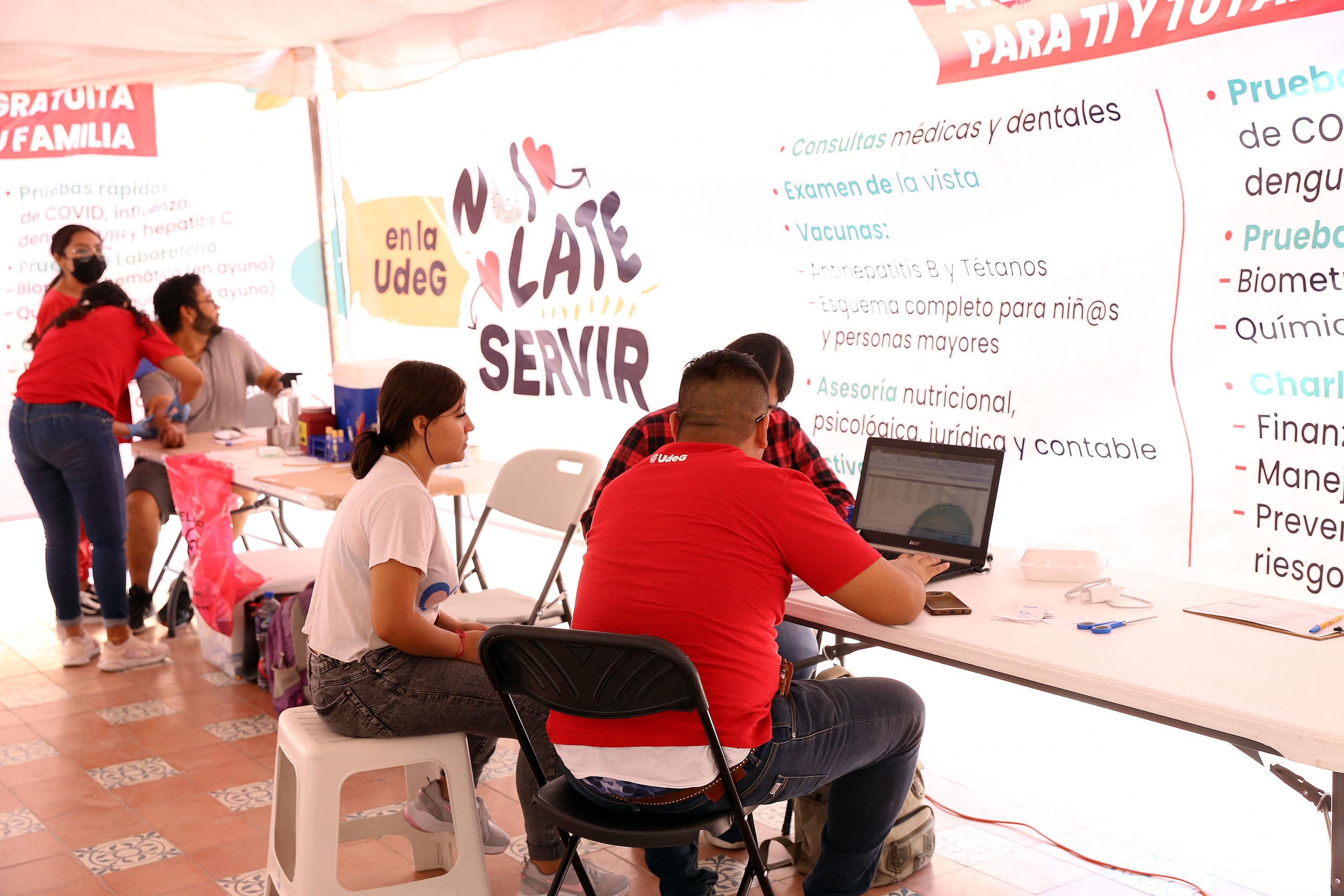 Llevaron a vecinos aledaños a la Preparatoria 22, atención médica; asesoría jurídica, contable y psicológica, entre otros servicios 