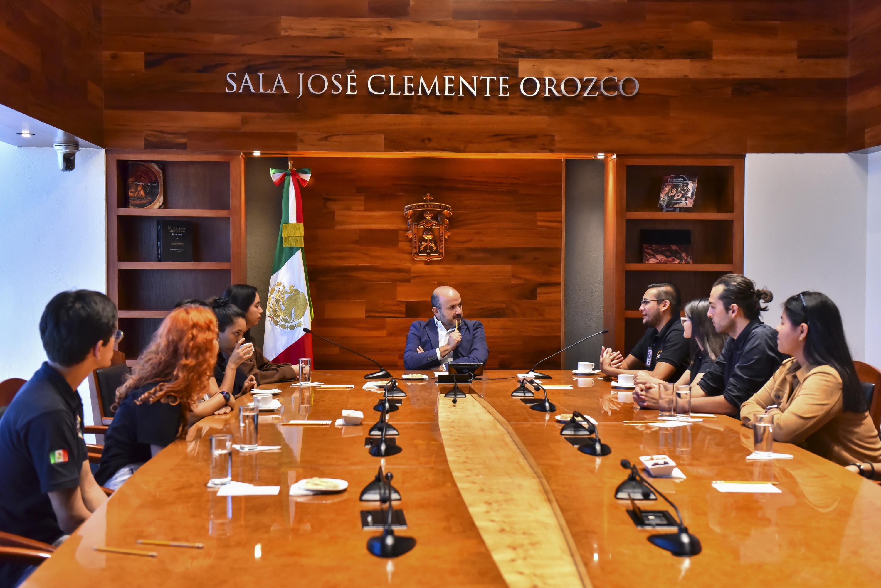 Recibe Rector General a estudiantes participantes en Congreso Internacional de Aeronáutica, celebrado en Francia