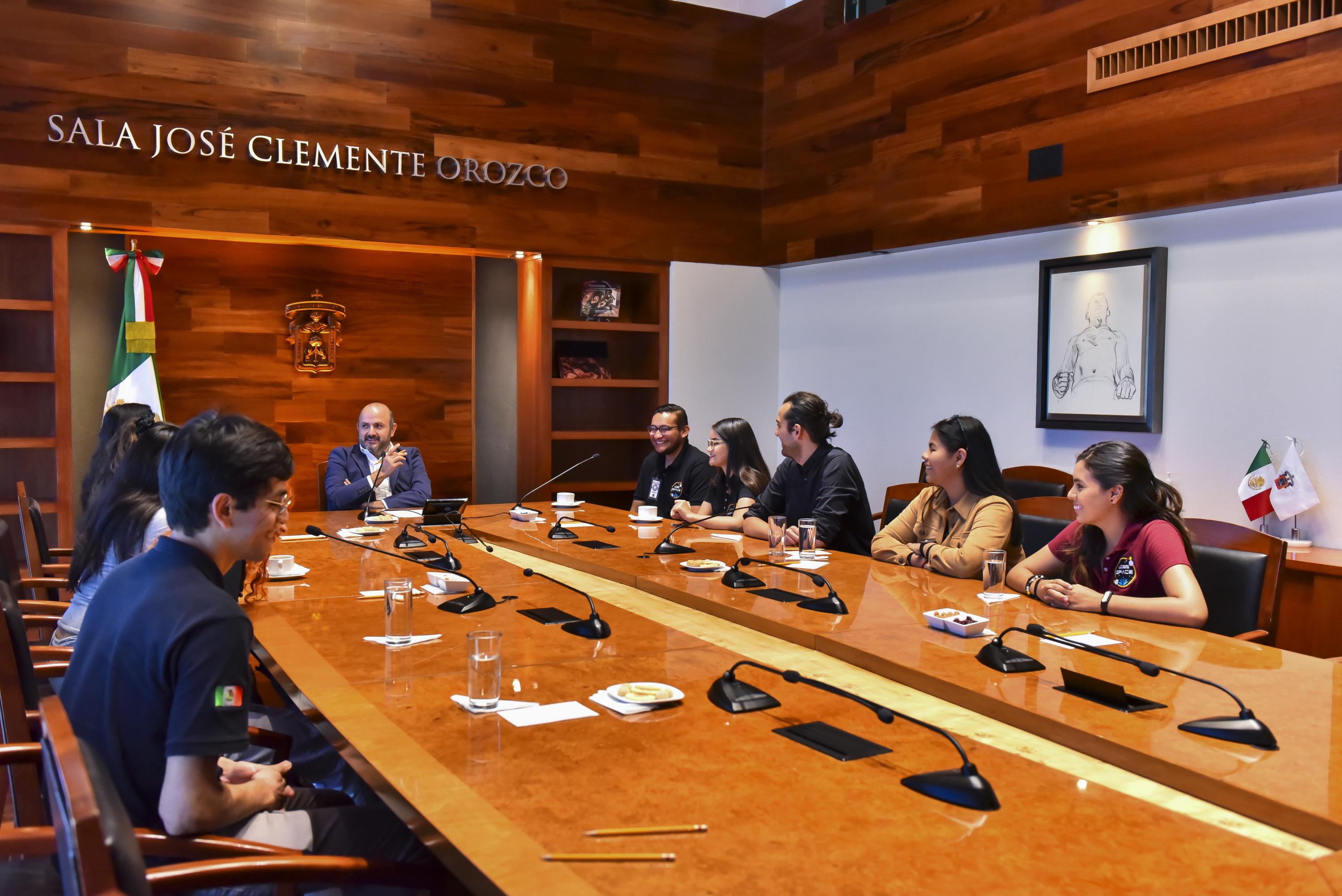 Recibe Rector General a estudiantes participantes en Congreso Internacional de Aeronáutica, celebrado en Francia