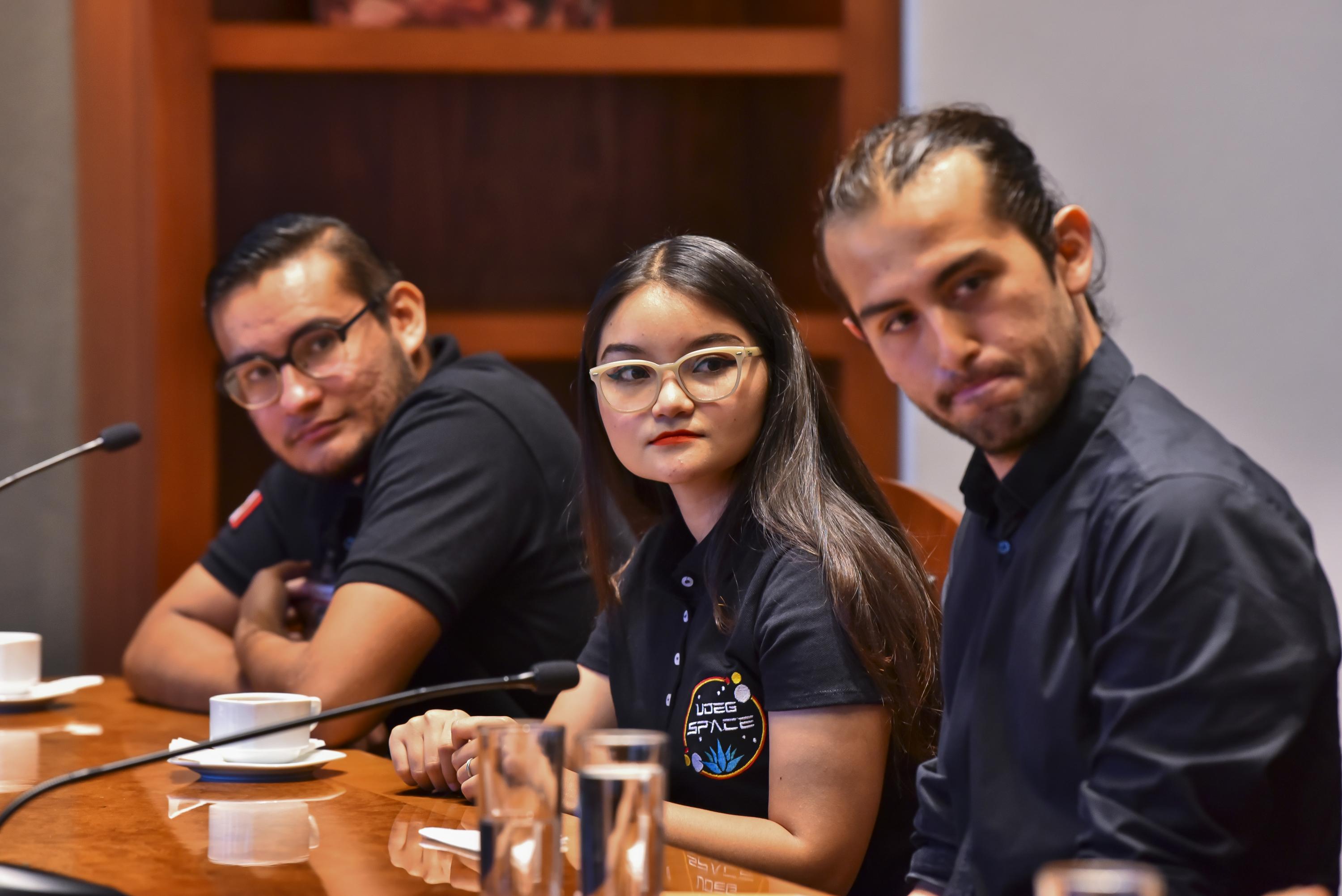 Recibe Rector General a estudiantes participantes en Congreso Internacional de Aeronáutica, celebrado en Francia