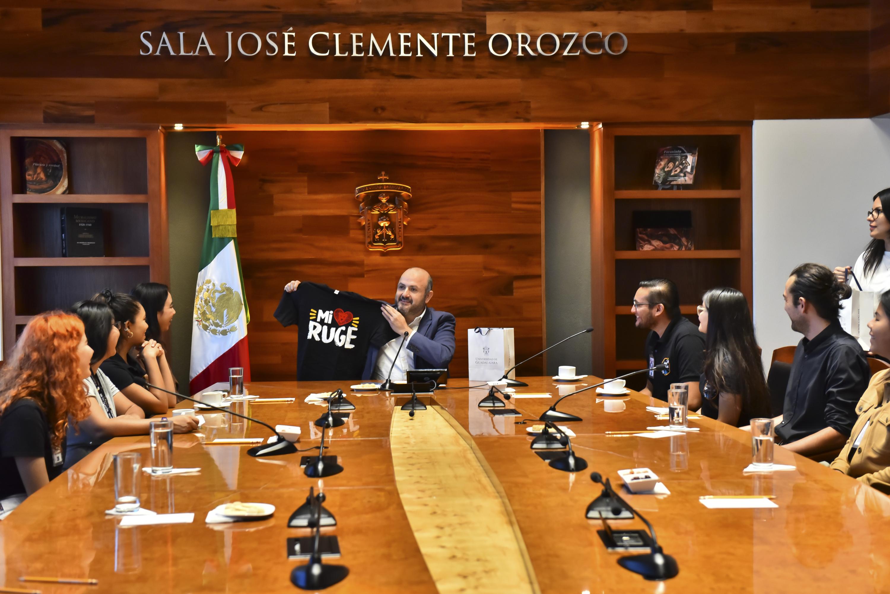 Recibe Rector General a estudiantes participantes en Congreso Internacional de Aeronáutica, celebrado en Francia
