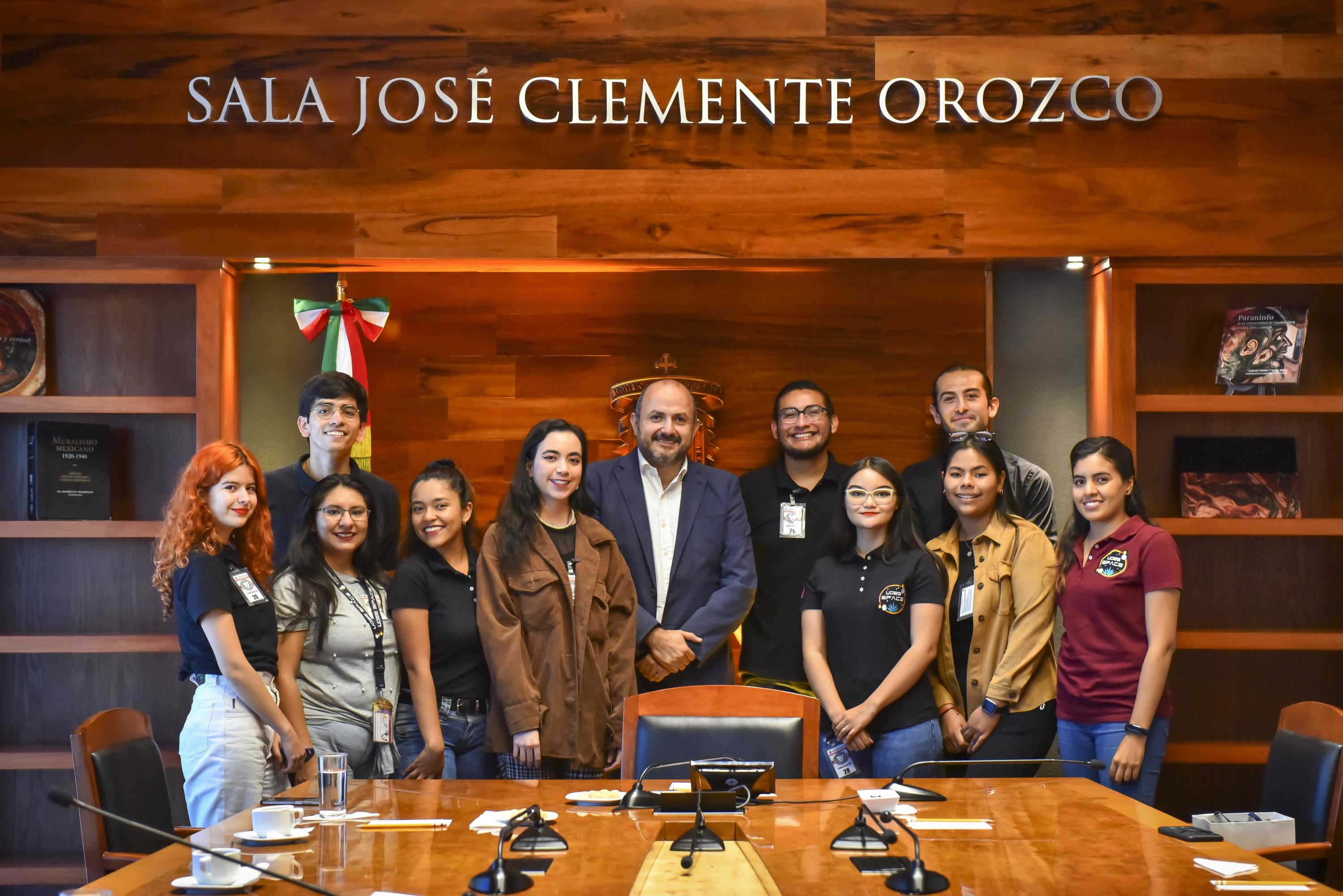 Recibe Rector General a estudiantes participantes en Congreso Internacional de Aeronáutica, celebrado en Francia