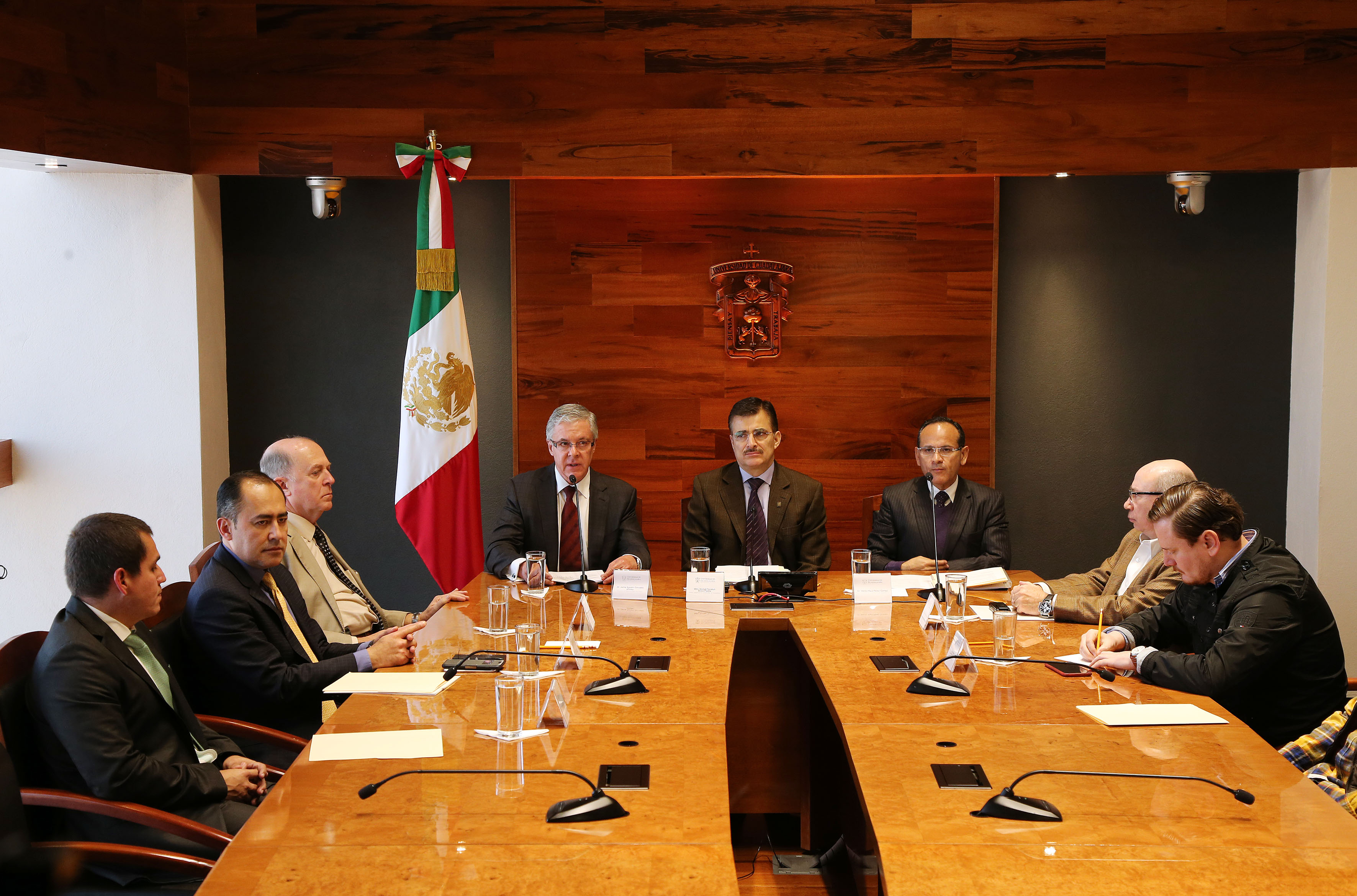 Rueda de prensa de La Universidad de Guadalajara, la Secretaría de Salud Jalisco y los Hospitales Civiles de Guadalajara  en el edificio de Rectoría General.