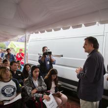 Rector General de la Universidad de Guadalajara (UdeG), maestro Itzcóatl Tonatiuh Bravo Padilla,platicando con las personas que fueron a donar sangre en el Plan UdeG Emergencia Nacional