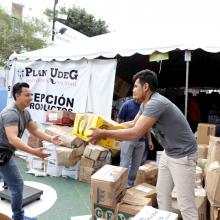 Voluntarios cargando cajas de víveres