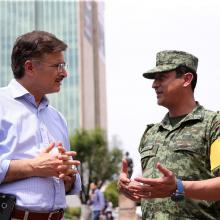 Rector General, maestro Itzcóatl Tonatiuh Bravo Padilla y el Coronel de Infantería, D.E.M. Alfredo Montiel Godínez, subjefe del Estado Mayor de la V Región Militar; en la Rambla Cataluña, manteniendo una conversación.