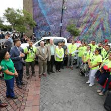 Rector General de la Universidad de Guadalajara, maestro Itzcóatl Tonatiuh Bravo Padilla, reunido con brigadistas en la Rambla Cataluna y con micrófono en mano, haciendo uso de la palabra.