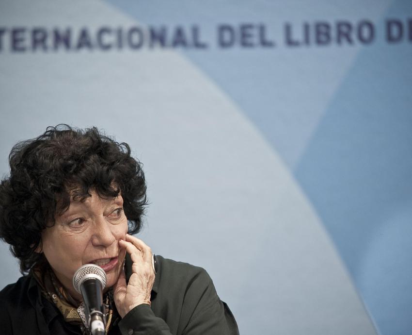 Luisa Valenzuela enfrenta al poder con la lectura