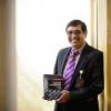 Doctor Sergio Villaseñor Bayardo, médico adscrito al Servicio de Psiquiatría del Antiguo Hospital Civil de Guadalajara, presentando su libro Antología de textos clásicos de la psiquiatría latinoamericana.