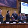 Dr. David Julien, secretario general ejecutivo de la OUI, entregando al Rector General de la UdeG reconocimiento por compromiso con la calidad. 