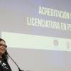Miembro del estrado participando en la ceremonia de acreditación de la licenciatura en Psicología.