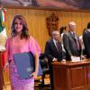 Doctora Irma Leticia Leal Moya, mostrando la carpeta de su  nombramiento, donde se le rectifico como Rectora del centro universitario del CUAltos.