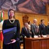 Maestra María Felícitas Parga Jiménez,  mostrando la carpeta de su  nombramiento, donde se le rectifico como Rectora del centro universitario del CUCiénega.