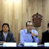 Participante a rueda de prensa haciendo uso de la voz 