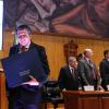 Maestro José Alberto Castellanos Gutiérrez, mostrando la carpeta de su  nombramiento, donde se le rectifico como Rectro del centro universitario de Ciencias Económico Administrativas (CUCEA).