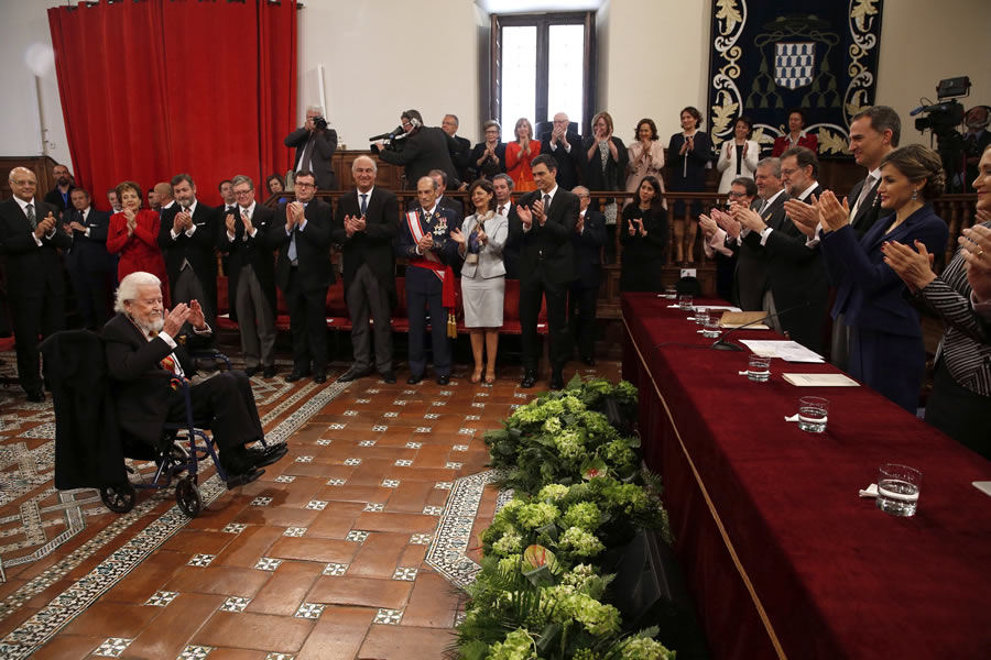 Fernando del Paso recibe el aplauso de pie el día de la entrega del premio