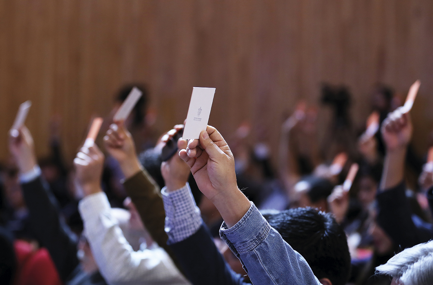 Consejeros votando en sesión extraordinaria de Consejo General Univesitario