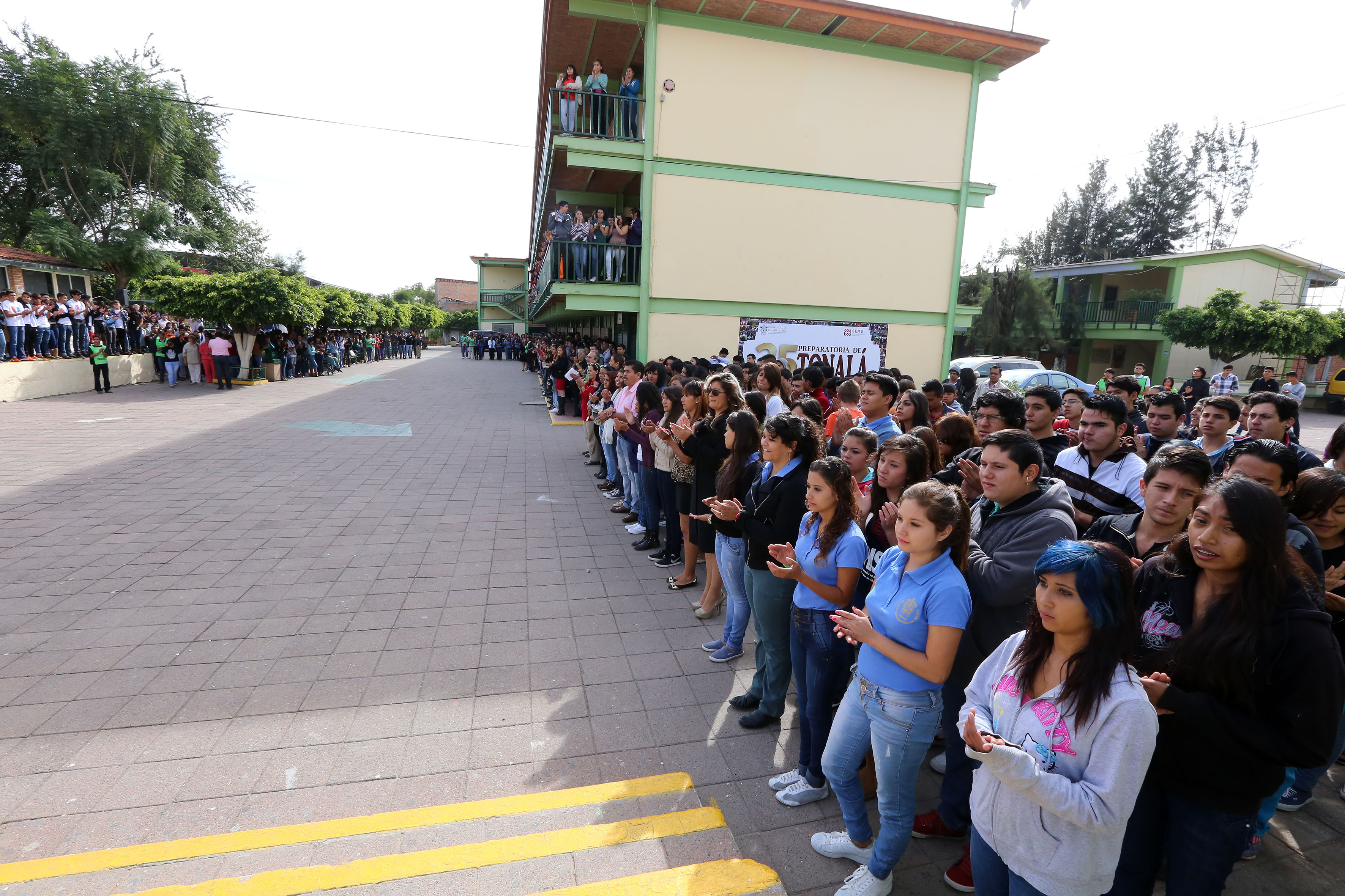 Foto de la celebración de la Escuela Preparatoria de Tonalá 