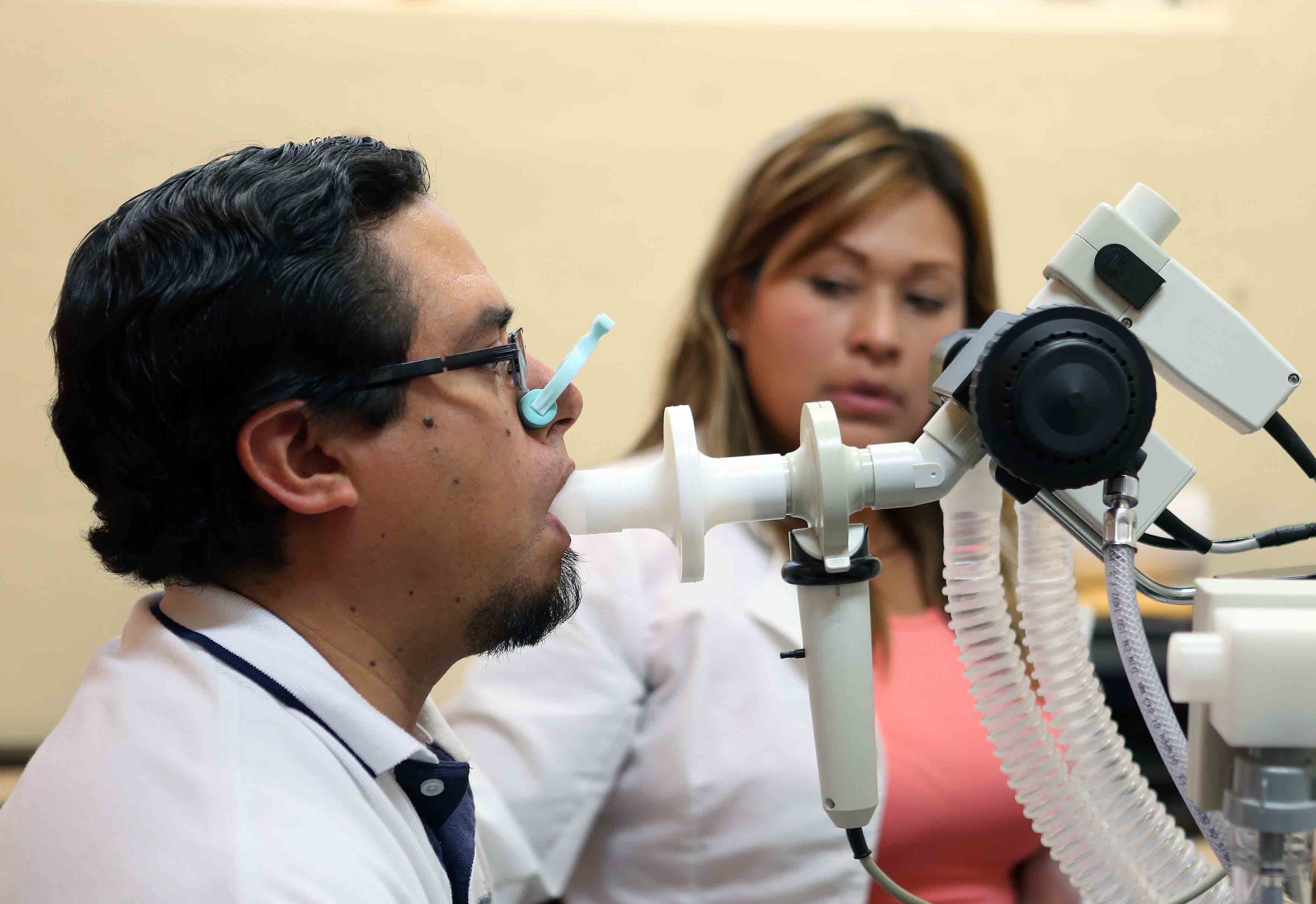 Paciente masculino realizando prueba de fuerza pulmonar