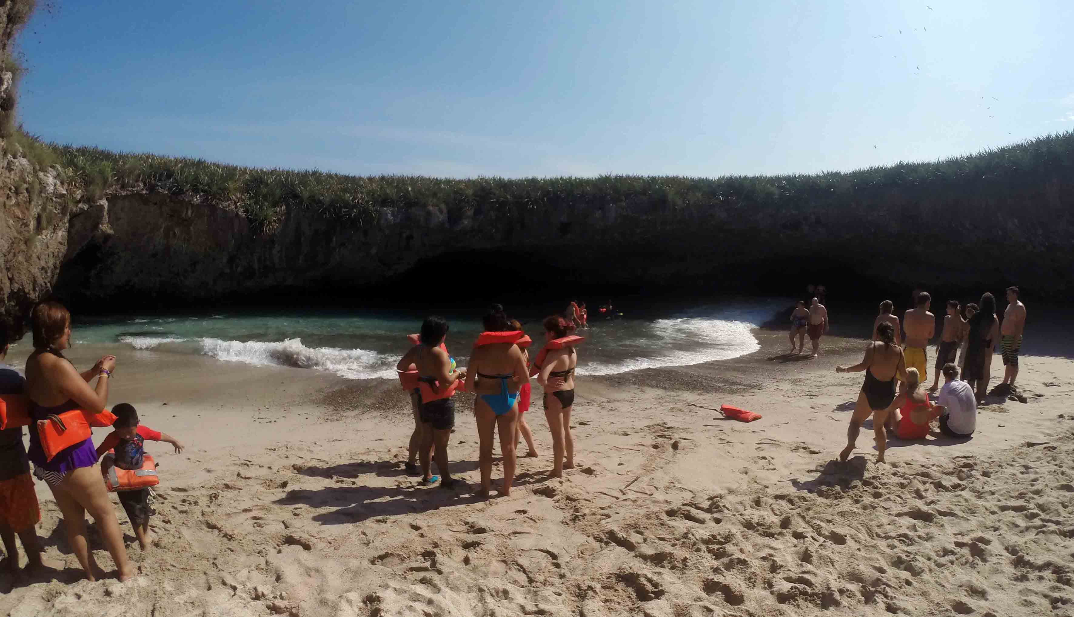 Grupo de personas en traje de baño en playa de las islas marietas