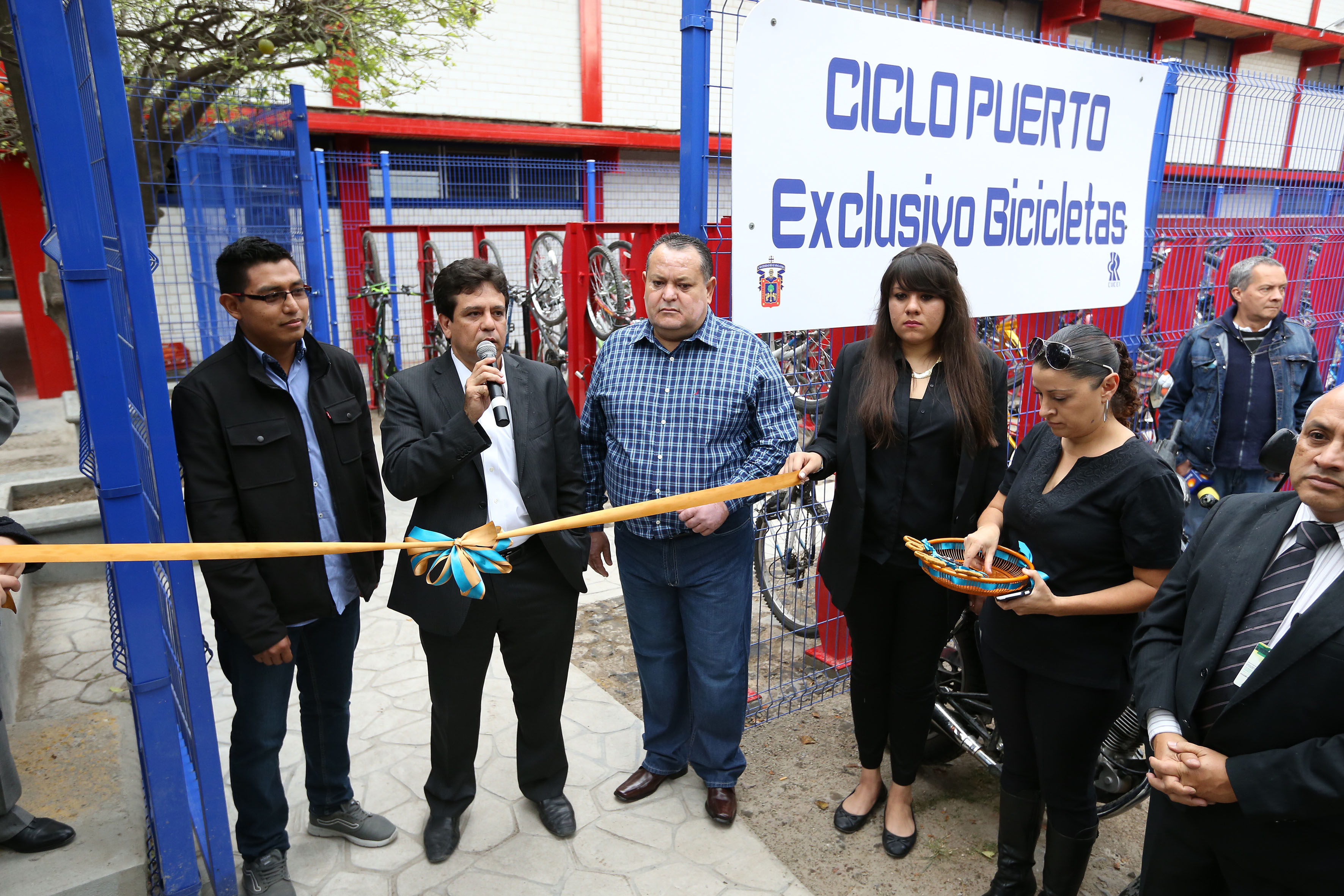 Rector de CUCEI detras de listón, listo para inaugurar el ciclo puerto