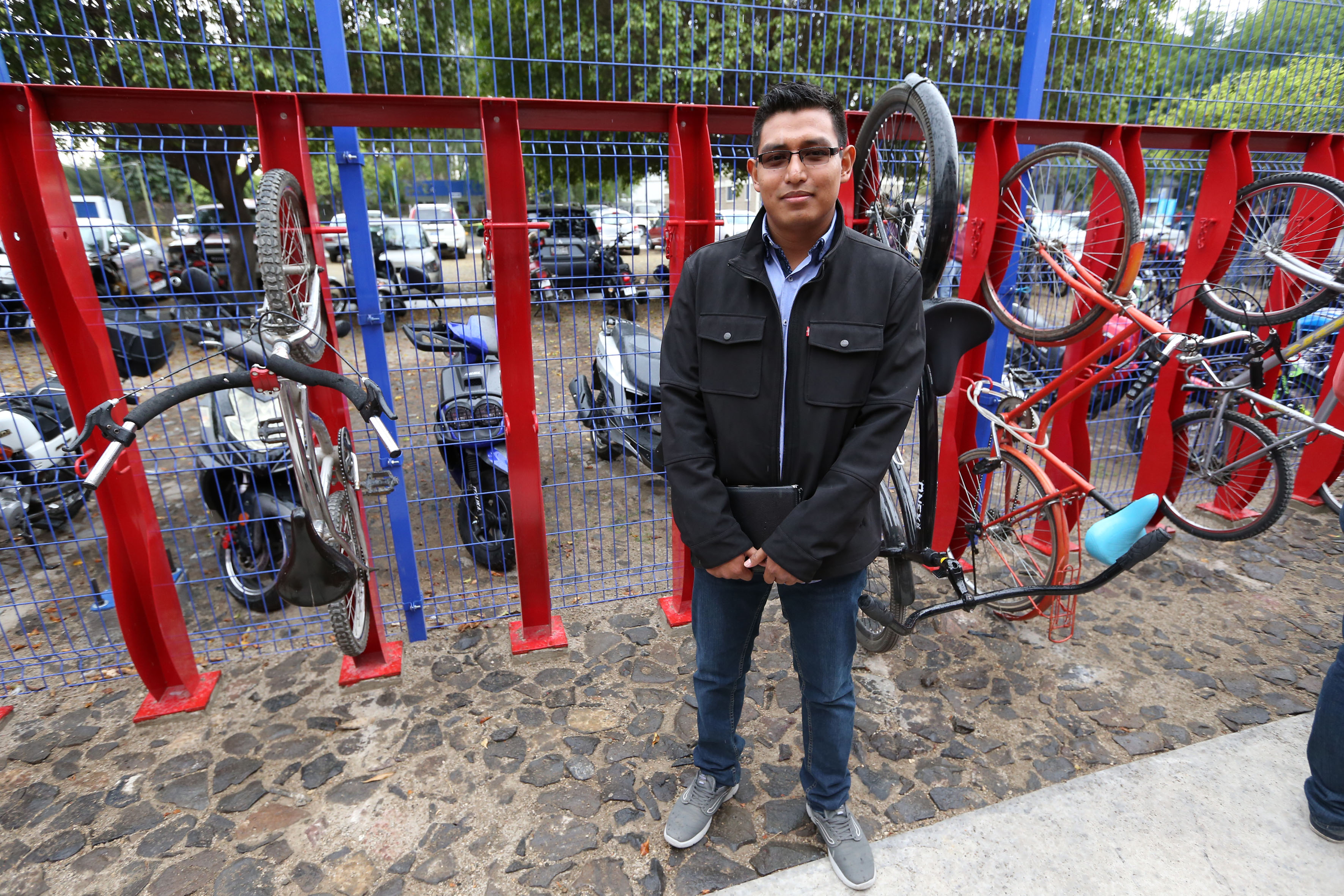 Hombre parado delante de los puertos de bicicletas