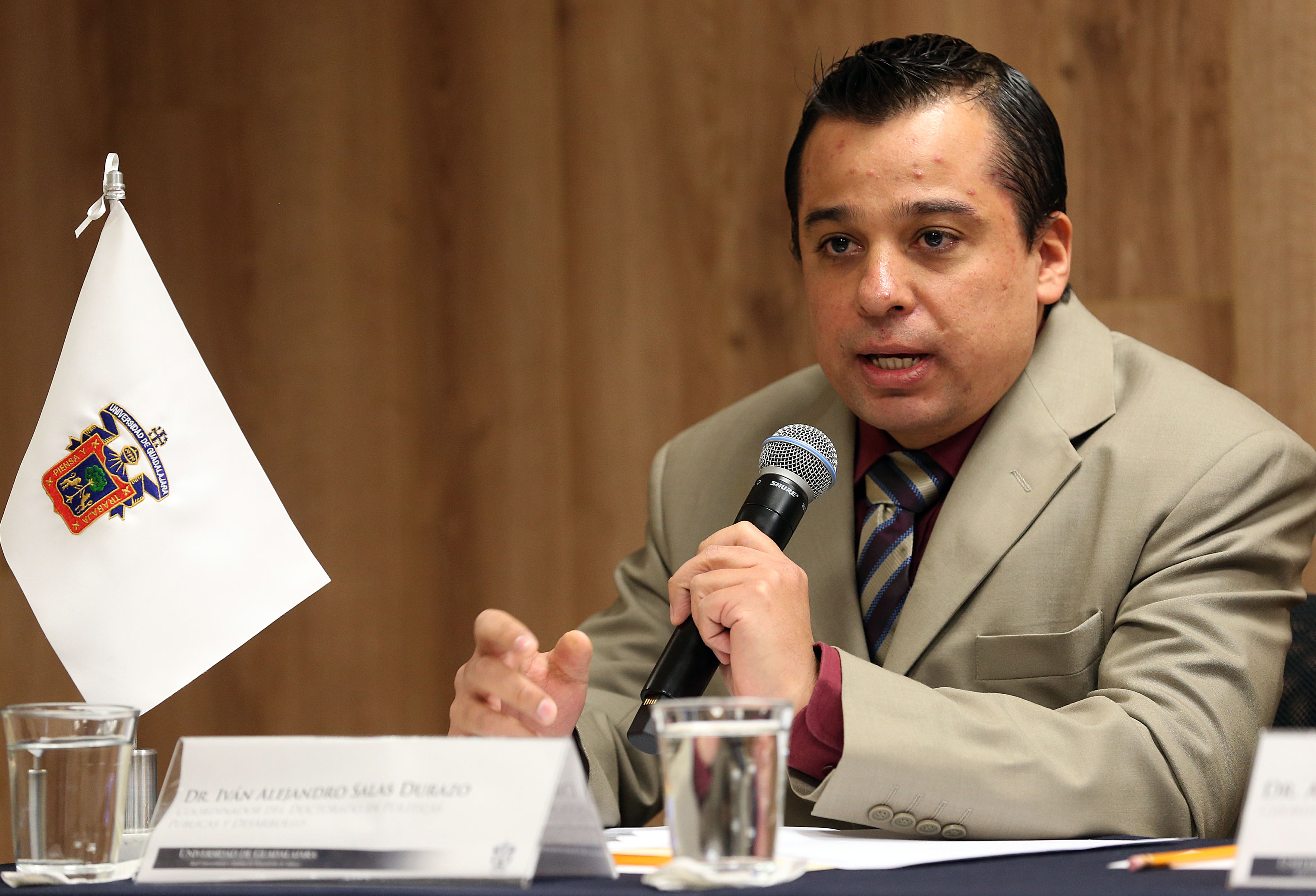 Dr. Iván Alejandro Salas Durazo tomando la palabra