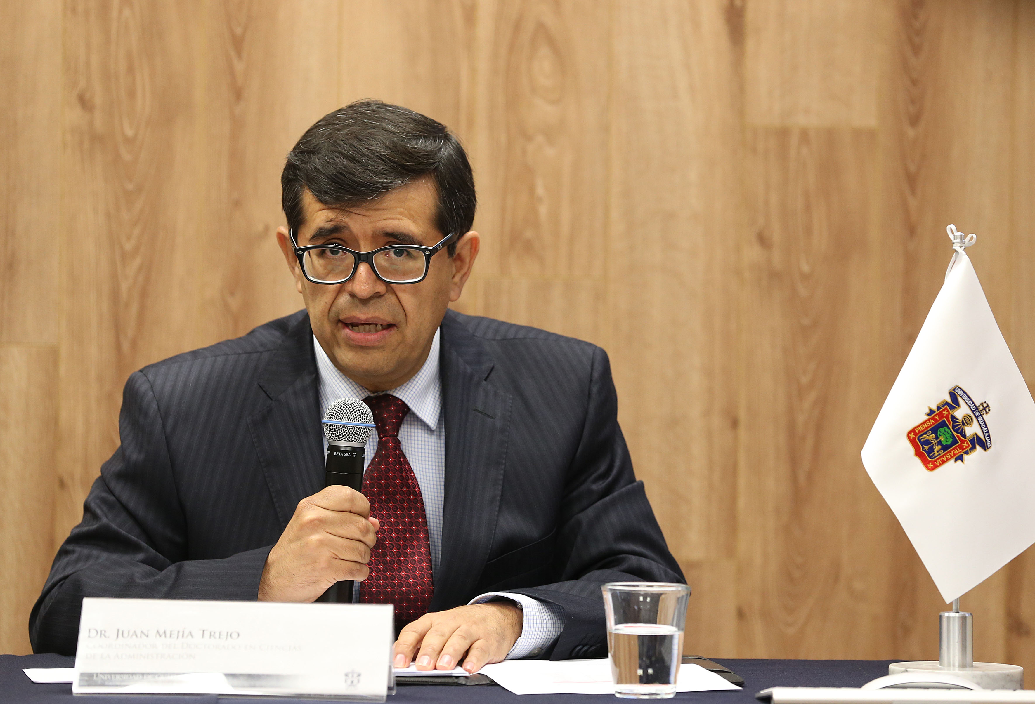 Dr. Juan Mejía Trejo tomando la palabra