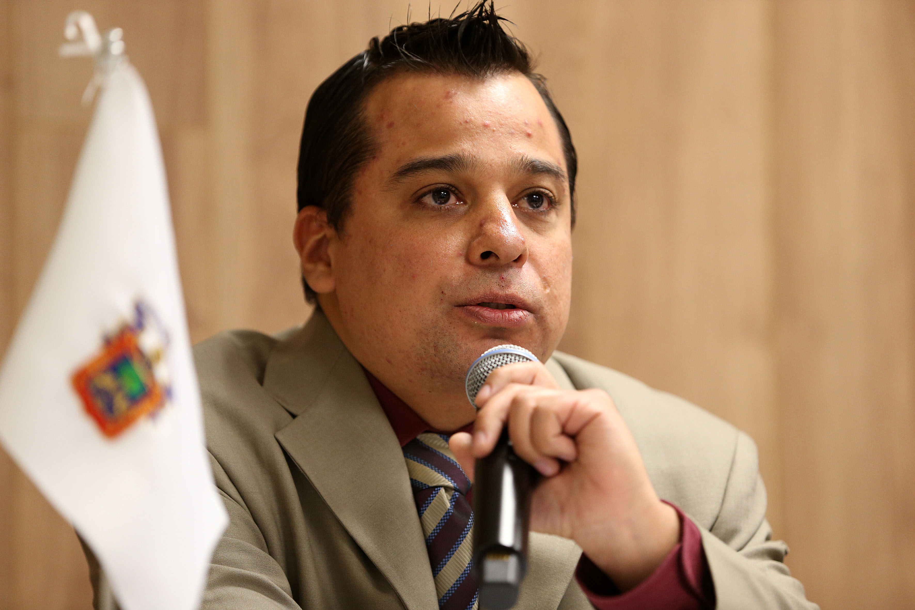 Dr. Iván Alejandro Salas Durazo hablando por micrófono