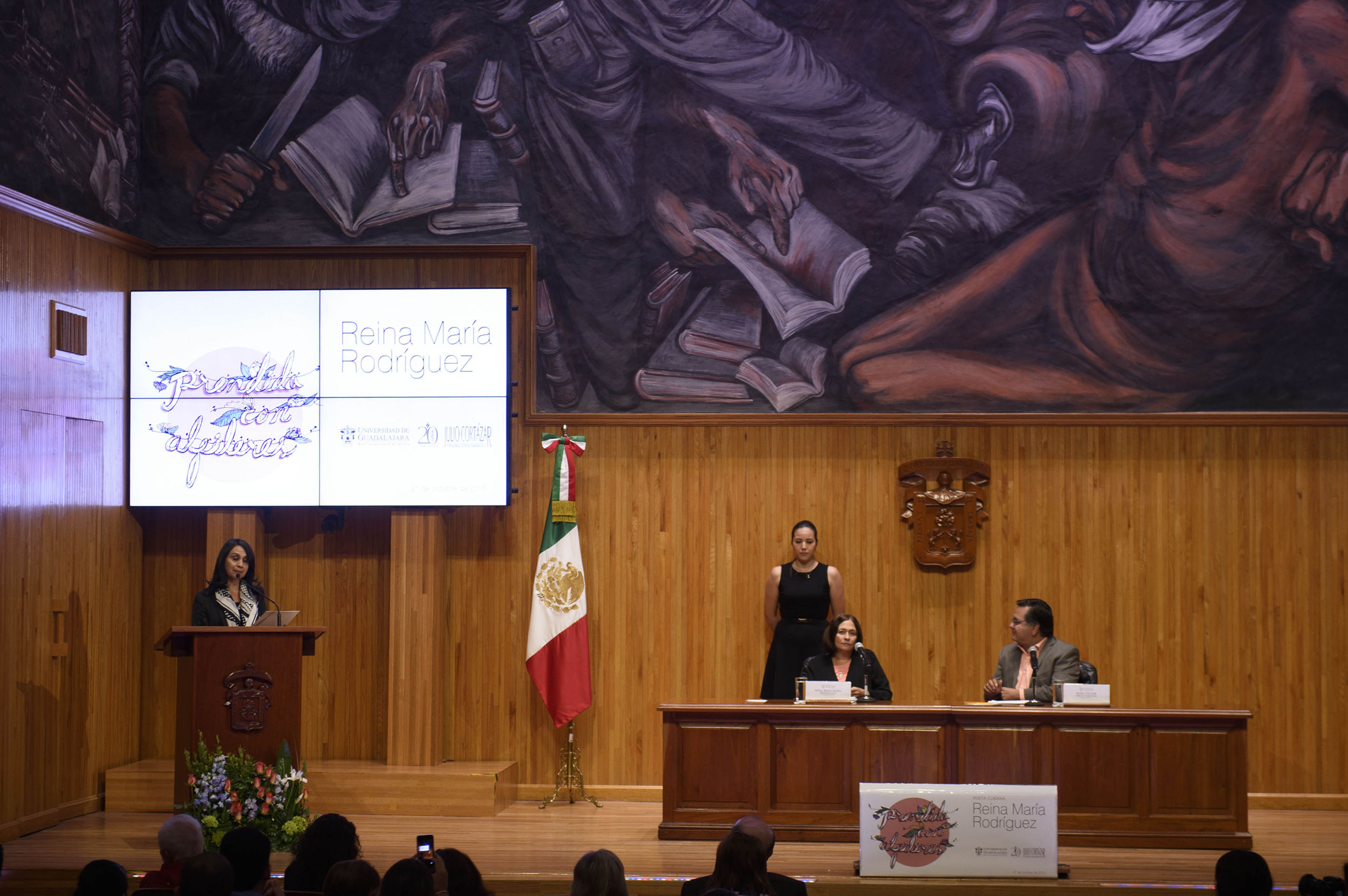 Mtra. Reina María Rodríguez impartiendo conferencia en el paraninfo universitario