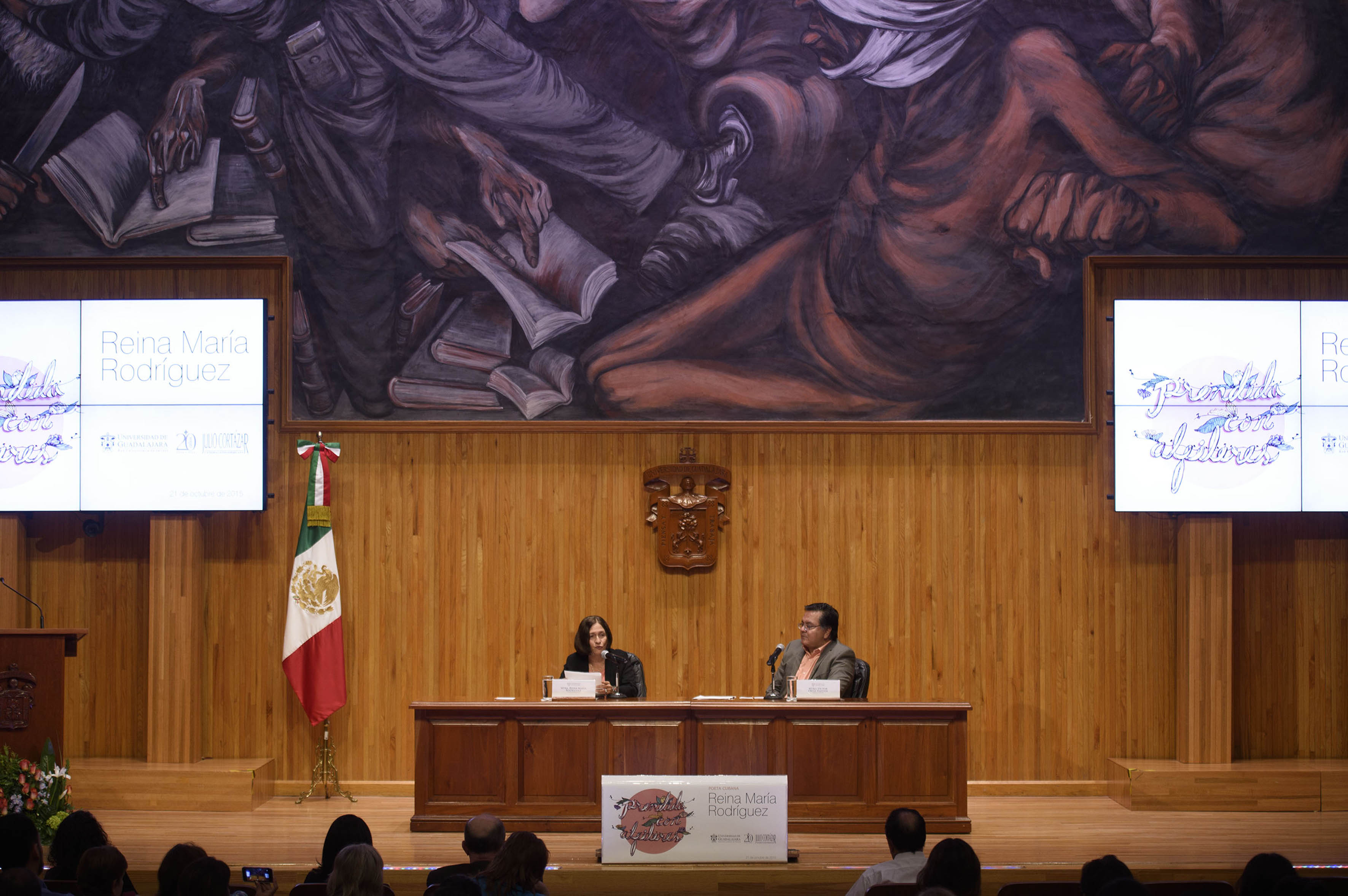 Mtra. Reina María Rodríguez impartiendo conferencia en el paraninfo universitario