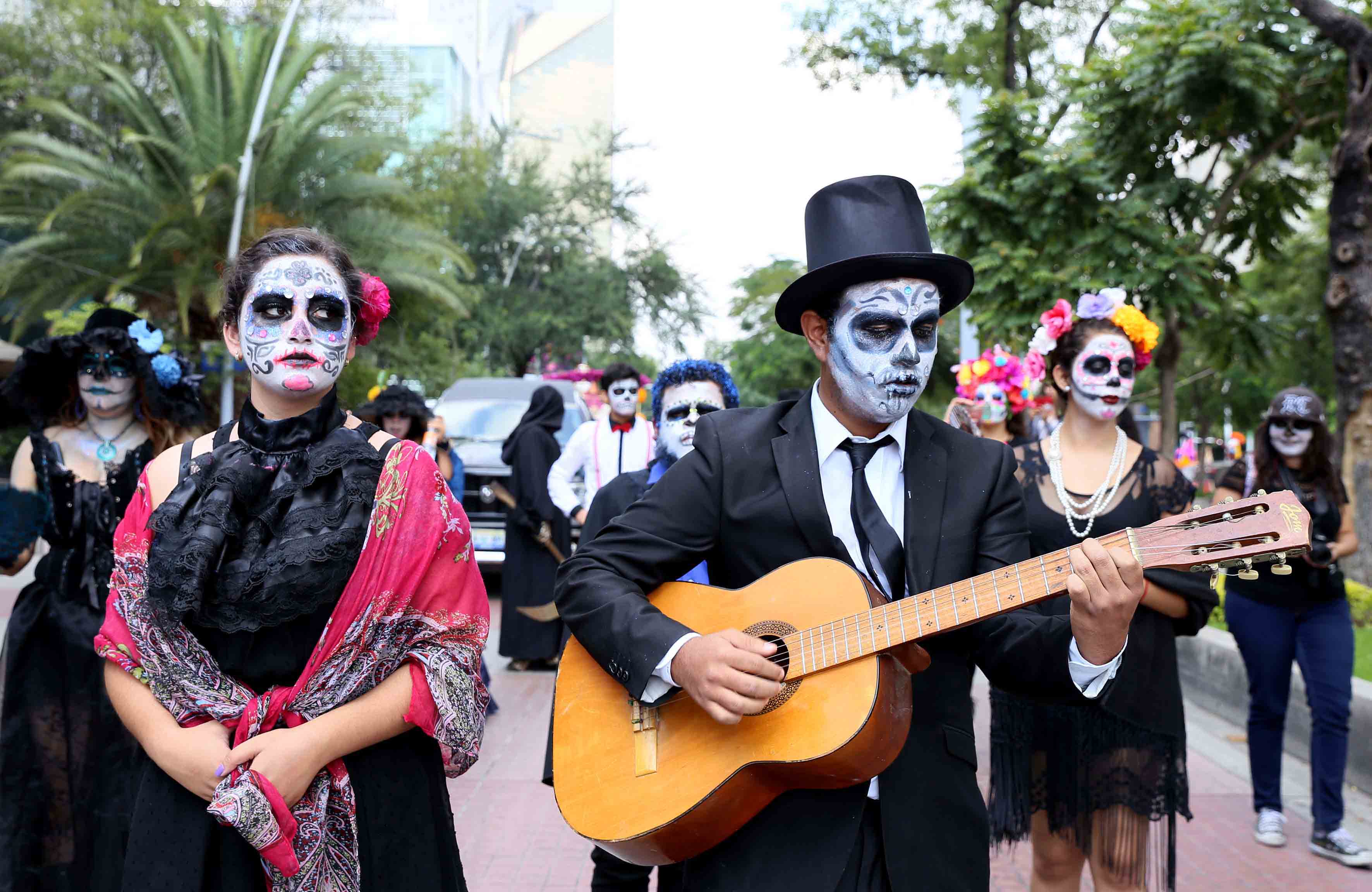 Inicia Festival de la Muerte con tradicional desfile de carros alegóricos |  Universidad de Guadalajara