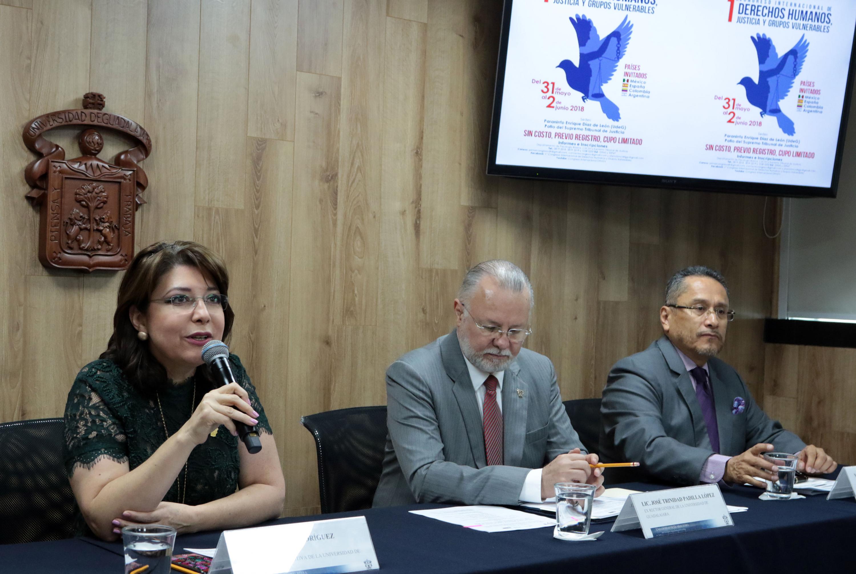 Vicerrectora Ejecutiva de la UdeG, doctora Carmen Enedina Rodríguez Armenta; con micrófono en mano haciendo uso de la palabra.