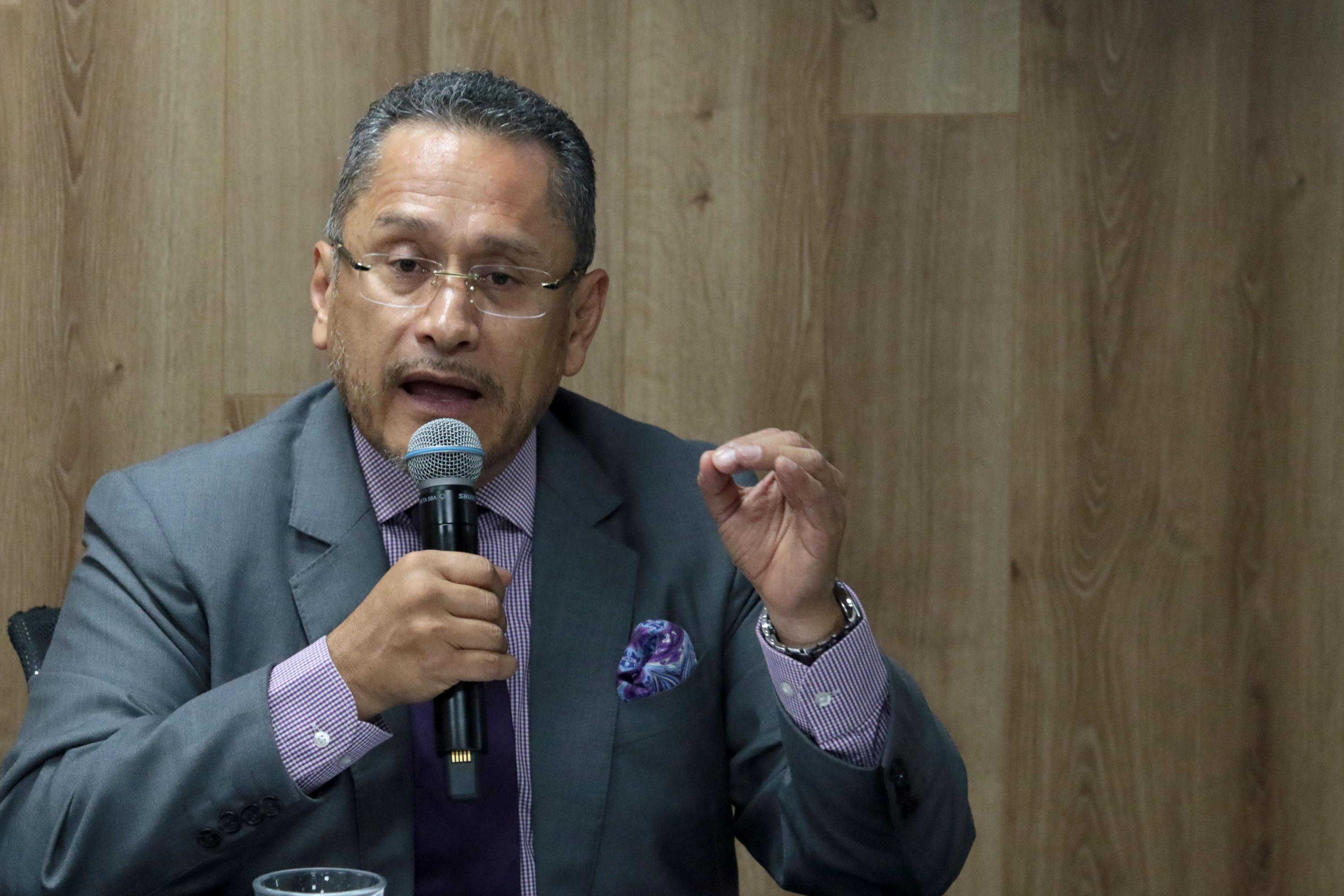 Magistrado Antonio Fierros Ramírez del Supremo Tribunal de Justicia del Estado de Jalisco; con micrófono en mano haciendo uso de la palabra.
