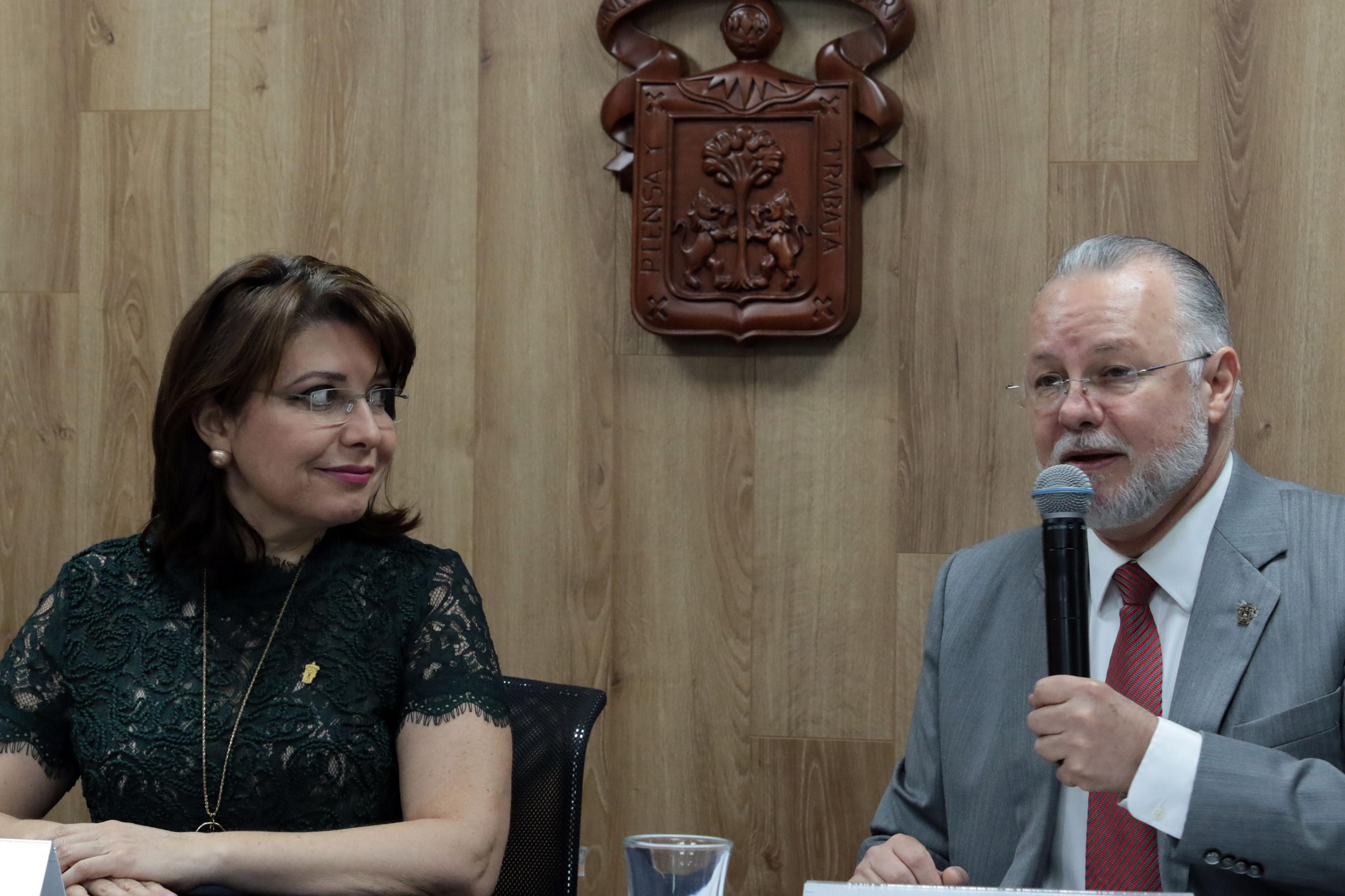 Presidente del congreso y exrector de la UdeG, maestro José Trinidad Padilla López; con micrófono en mano haciendo uso de la palabra.