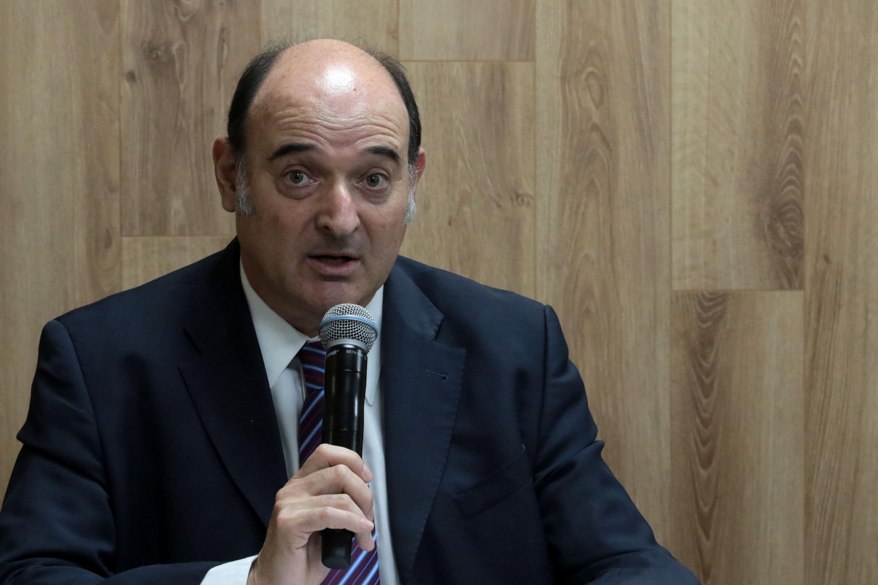 Investigador de la UdeG, doctor Marcos Pablo Moloeznik Gruer; con micrófono en mano haciendo uso de la palabra.