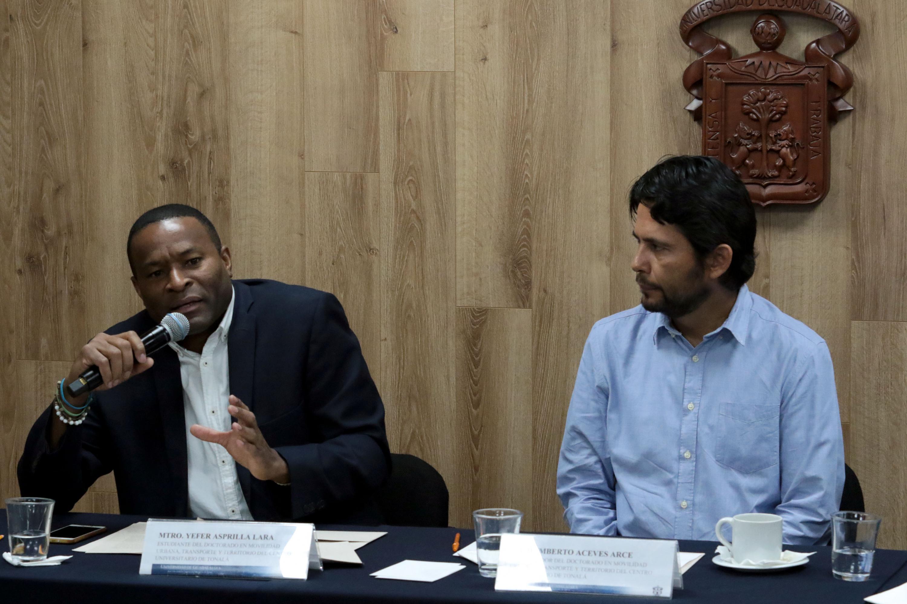 Maestro Yefer Asprilla Lara, estudiante del doctorado en Movilidad Urbana, Transporte y Territorio, del Centro Universitario de Tonalá (CUTonalá) de la UdeG, haciendo uso de la palabra durante rueda de prensa 