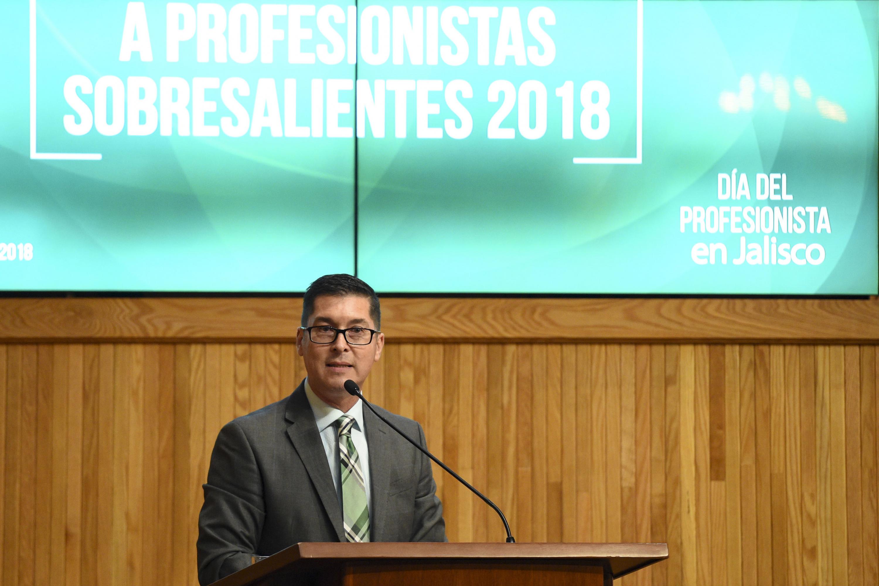 Reconocen a profesionistas destacados de Jalisco