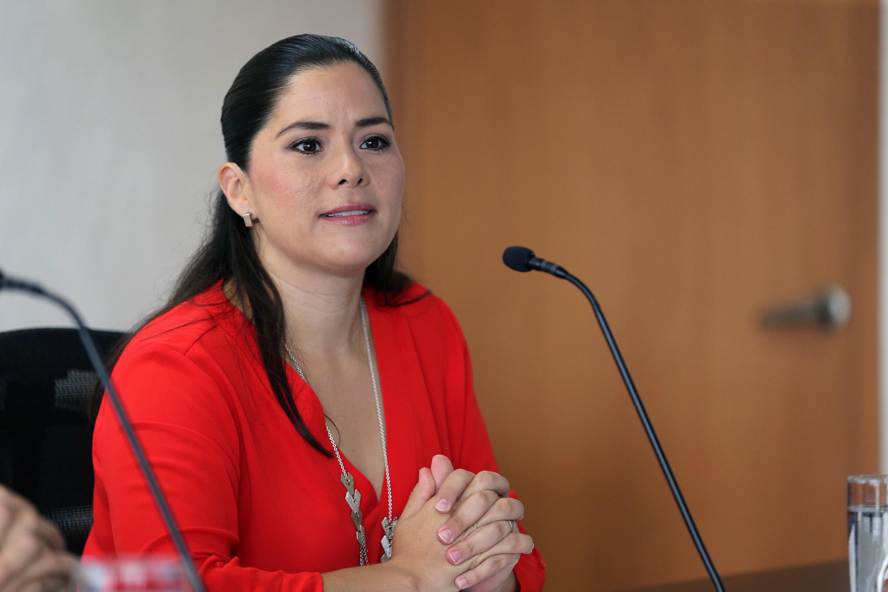 Maestra Aurea Santoyo Mercado, Jefa del Departamento de Proyectos de Comunicación del CUAAD, haciendo uso de la palabra en rueda de prensa.
