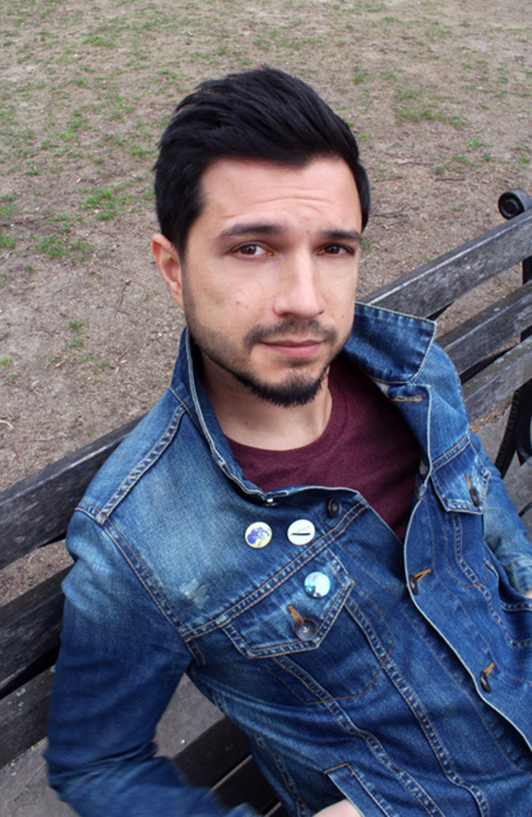 El poeta venezolano Santiago Acosta, sentado en la banca de un parque.