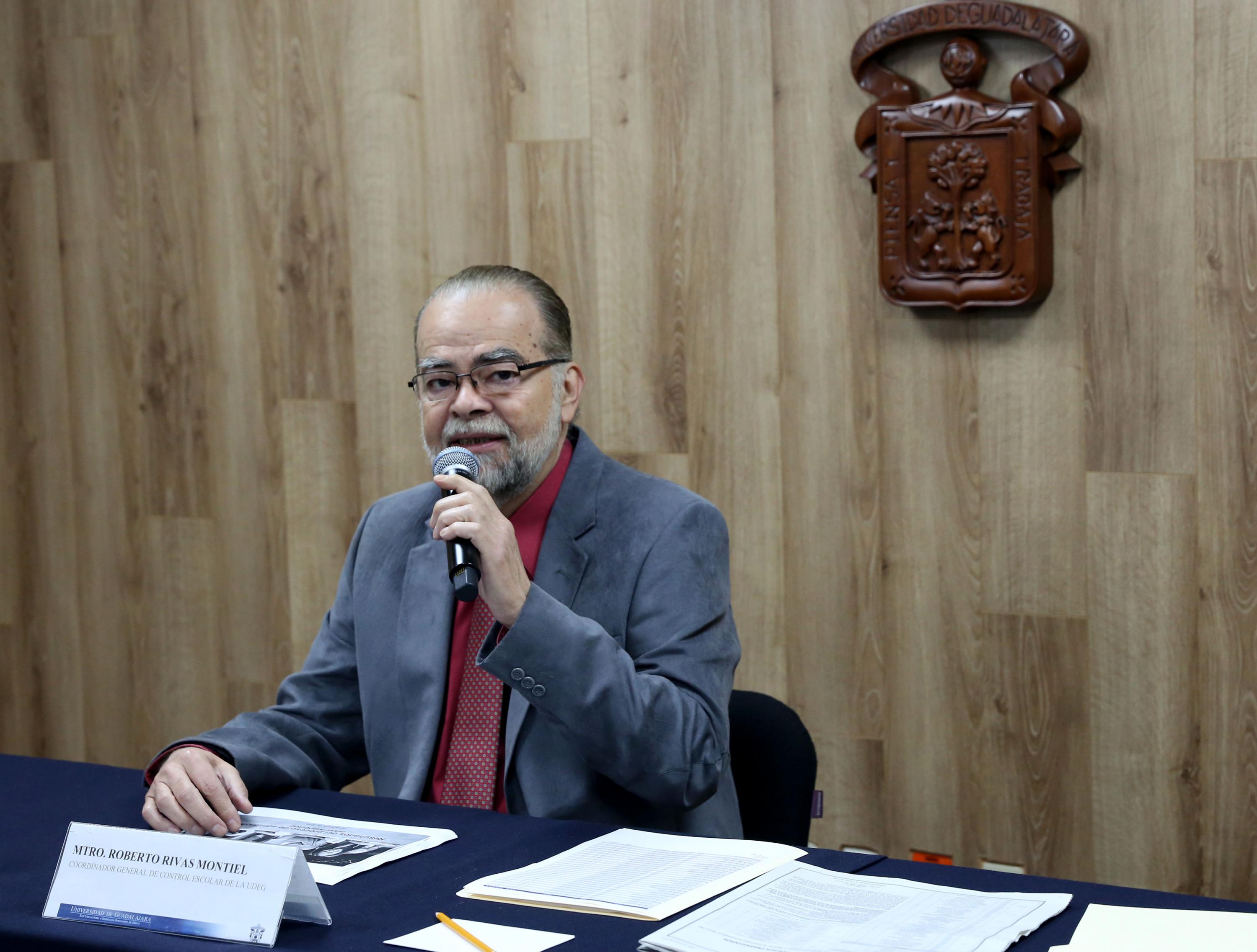 El maestro Roberto Rivas Montiel en la mesa de presentación de la sala de prensa de la UDG