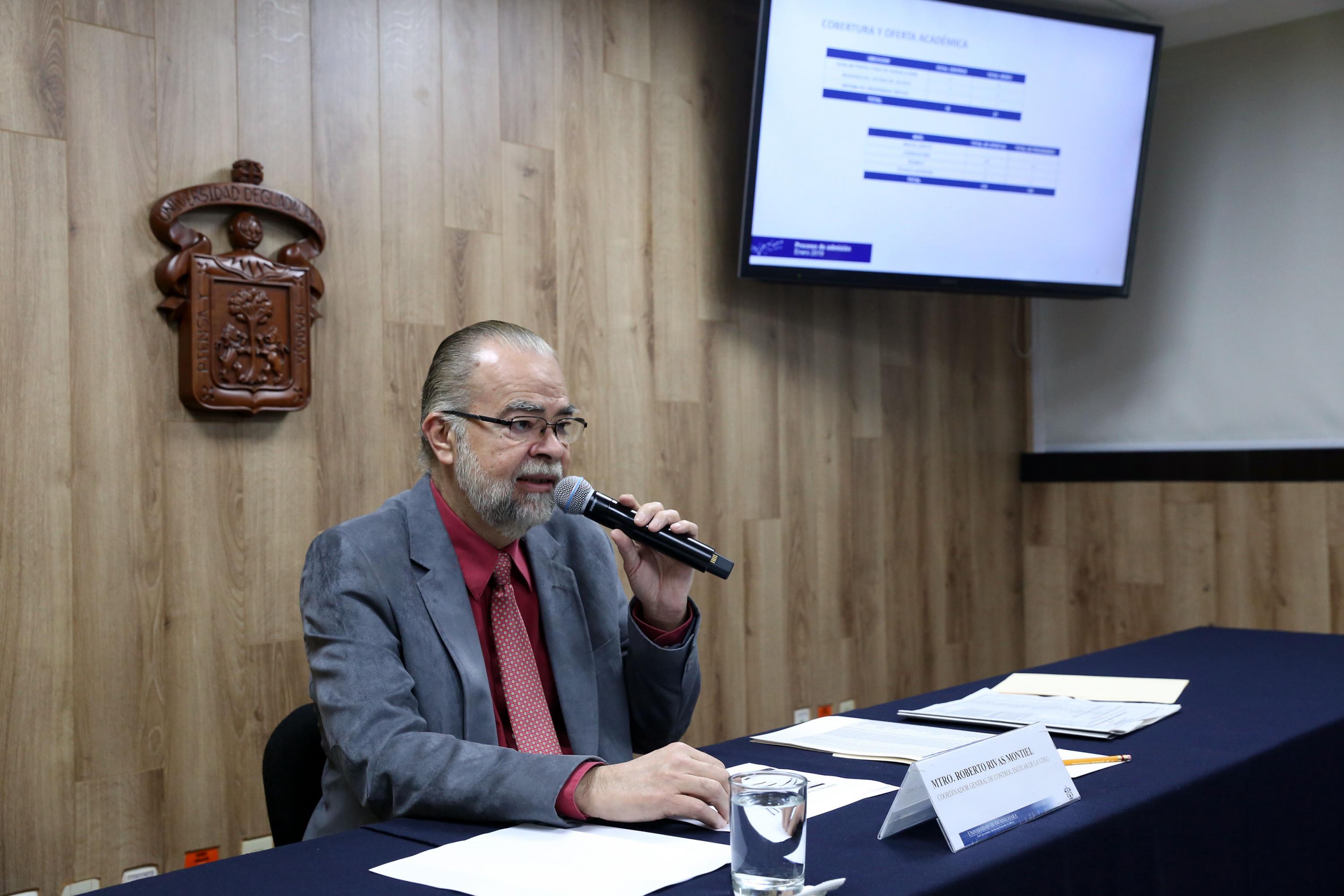 El maestro Roberto Rivas Montiel exponiendo ante los medios las estadisticas de ingreso del calendario 2019 A