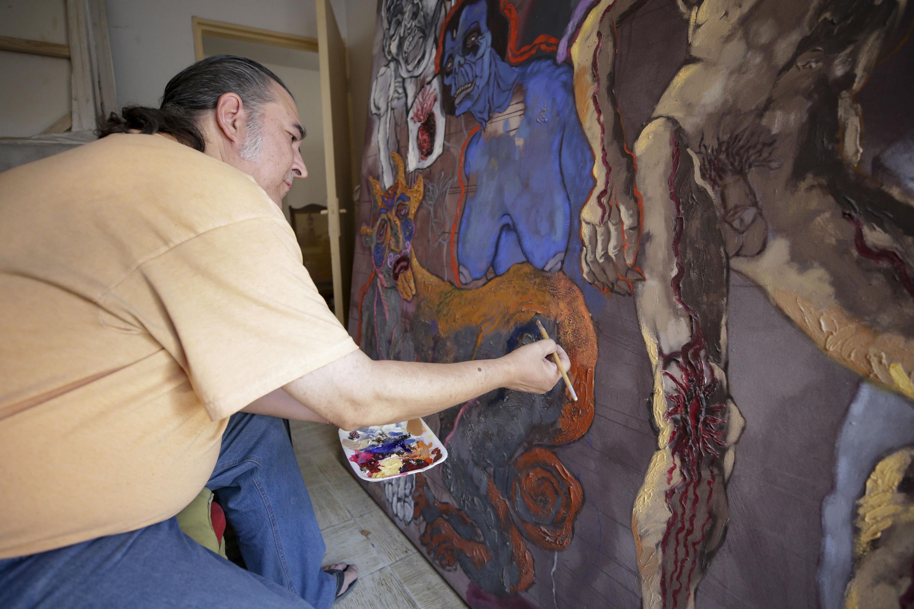 El profesor investigador del Centro Universitario de Arte, Arquitectura y Diseño (CUAAD), maestro Enrique Javier Navarro Torres, creando una pintura al óleo
