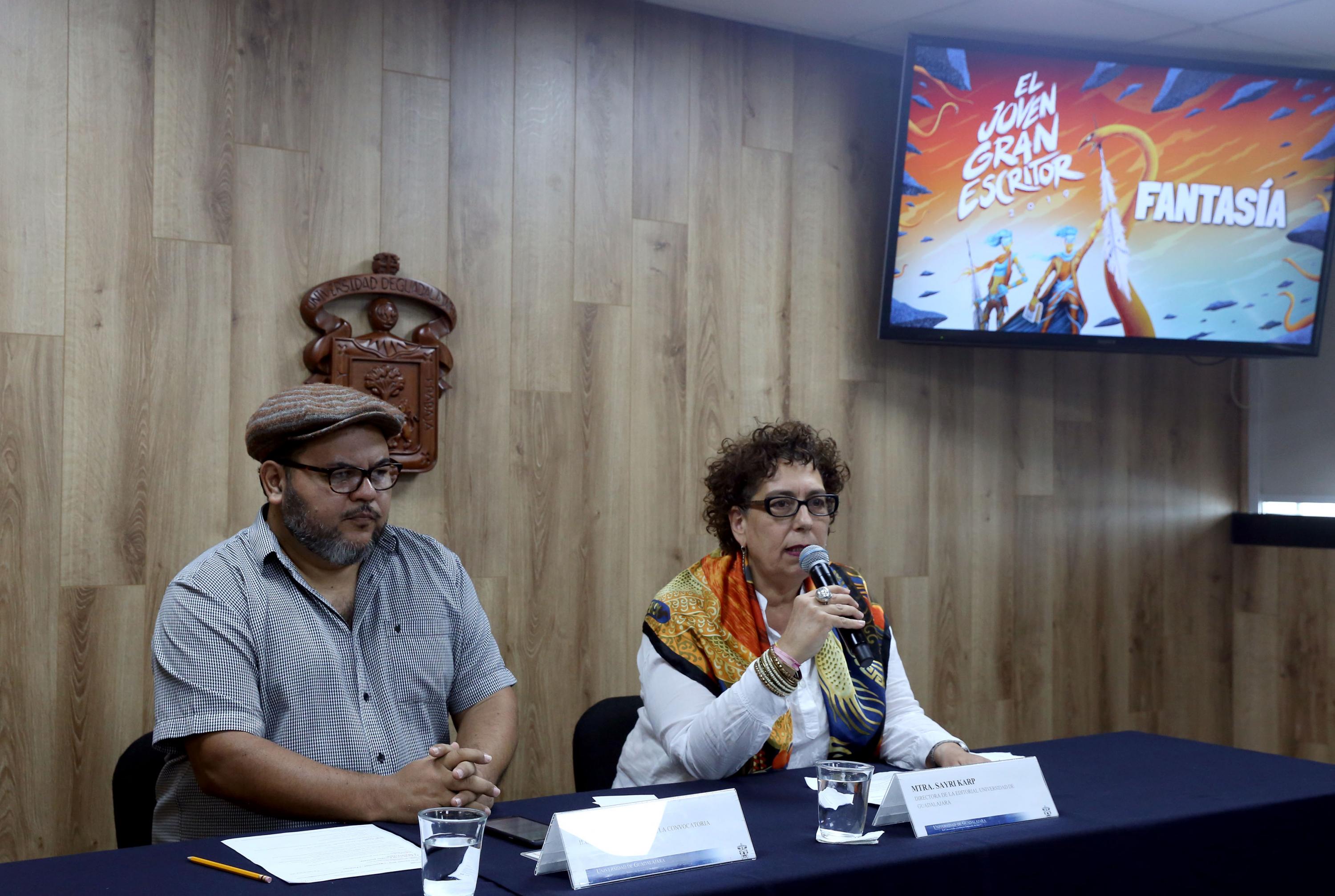 El artista gráfico Yazz Casillas y la maestra Sayri Karp, Directora de la Editorial Universitaria, impartiendo rueda de prensa