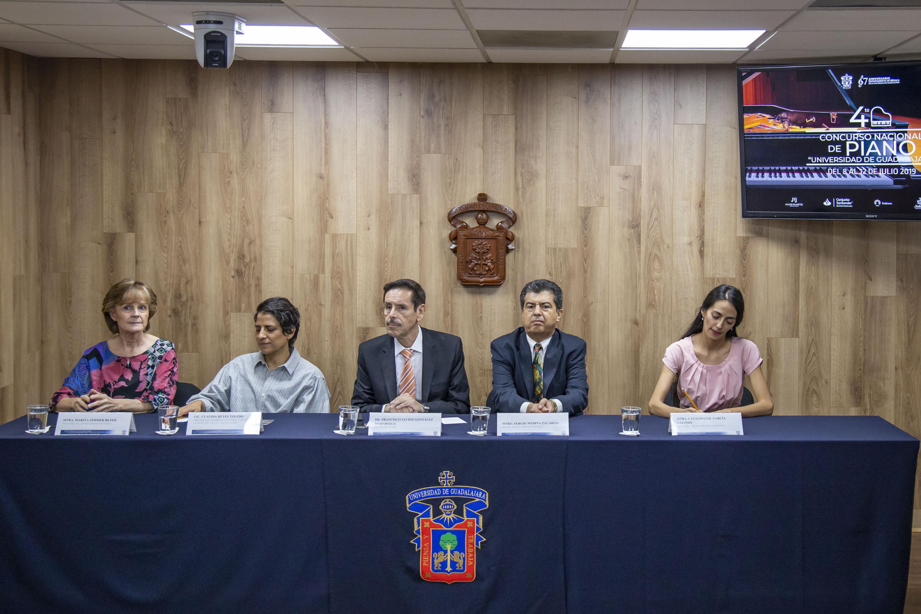 Académicos del Centro Universitario de Arte, Arquitectura y Diseño en rueda prensa