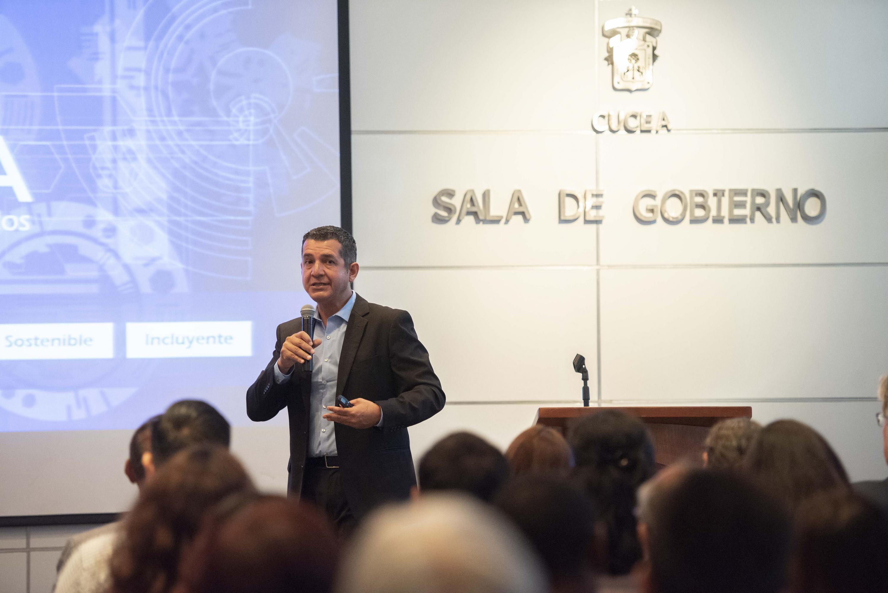 El Rector del Centro Universitario de Ciencias Económico Administrativas (CUCEA), maestro Luis Gustavo Padilla Montes, durante la conferencia inaugural del II Seminario Académico de Educación Superior Internacional
