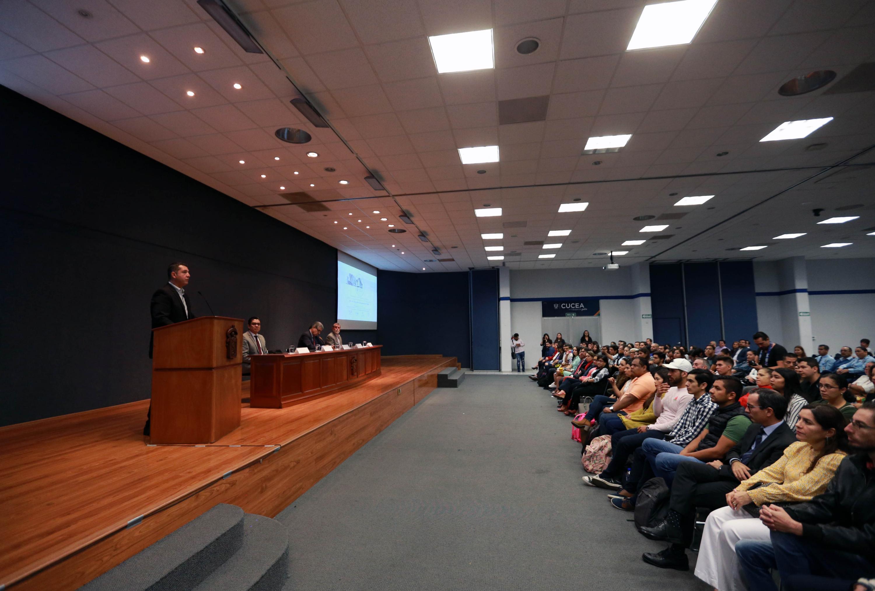 Sesión inaugural del Foro Presencial para la Comunidad Universitaria, Gobierno y Sociedad en General, en el marco de la actualización del PDI, que tuvo lugar en el auditorio central del CUCEA