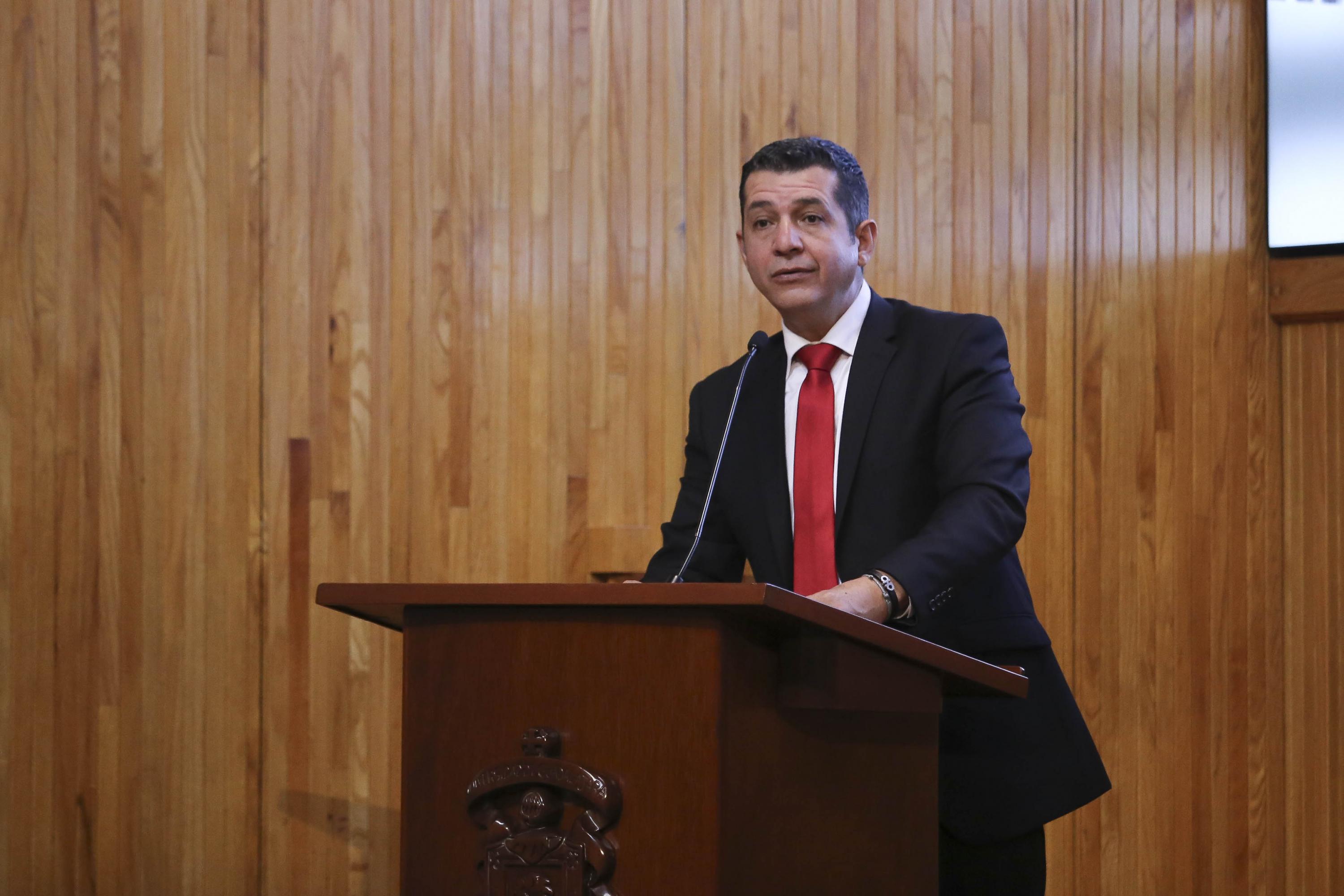 El Rector del Centro Universitario de Ciencias Económico Administrativas (CUCEA) y Vicepresidente de la Fundación Universidad de Guadalajara en Estados Unidos, maestro Luis Gustavo Padilla Montes, en uso de la palabra