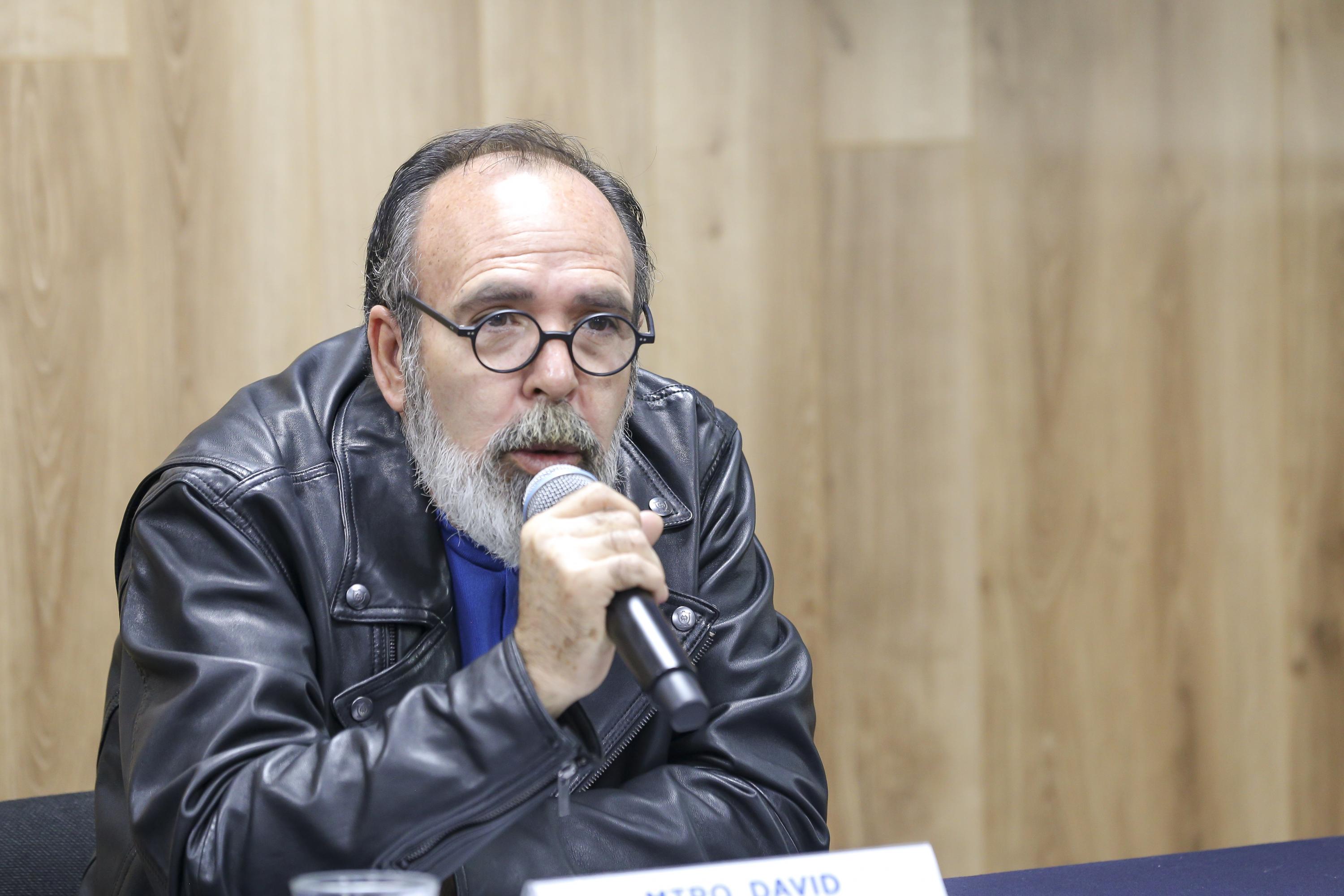 El Jefe del Departamento de Artes Visuales del CUAAD, maestro David Agredano Delgadillo, en uso de la voz