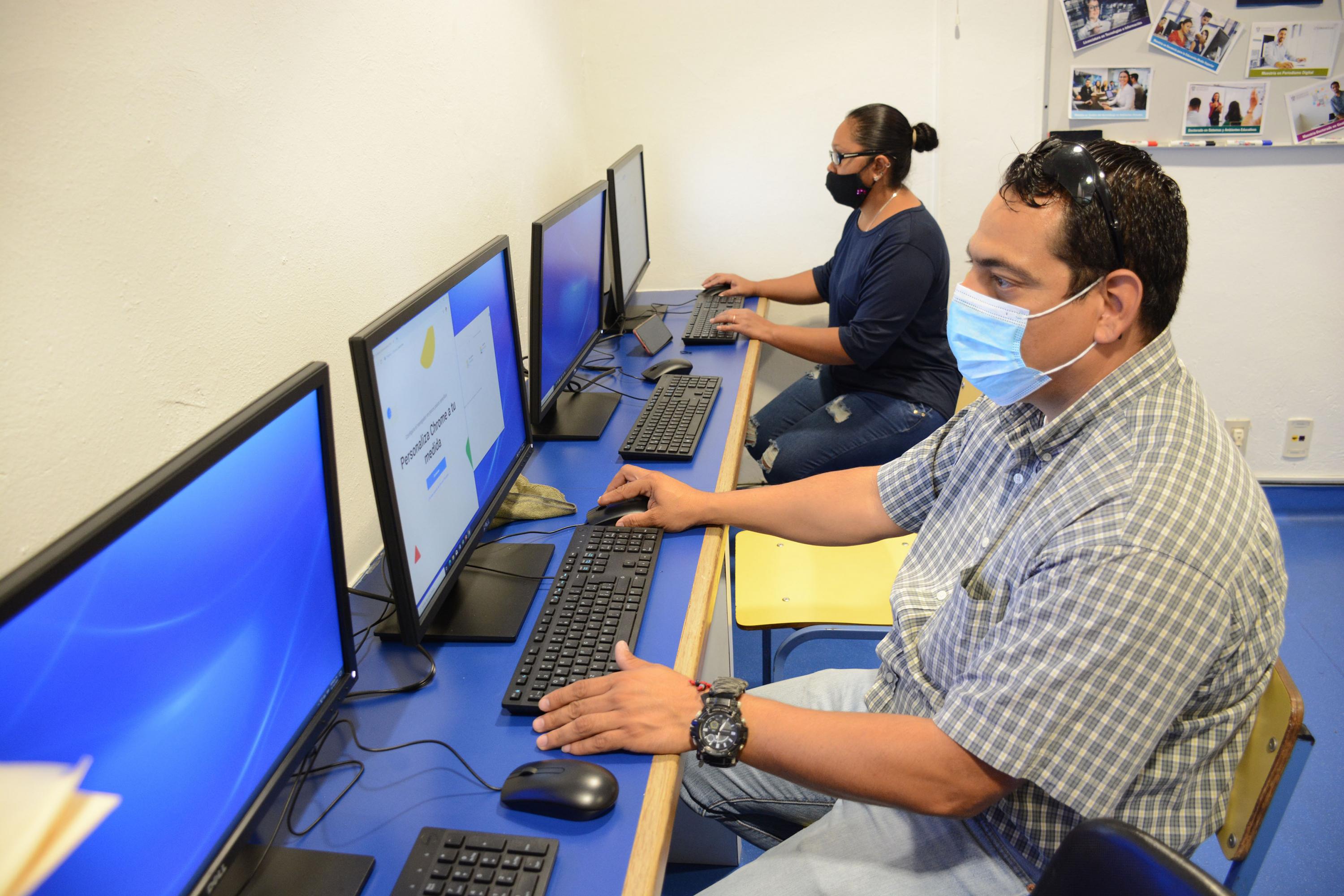 Por medio de una CASA Universitaria abierta al público, donde los usuarios reciben asesoría y tienen acceso a computadoras e internet para cursar sus estudios en línea